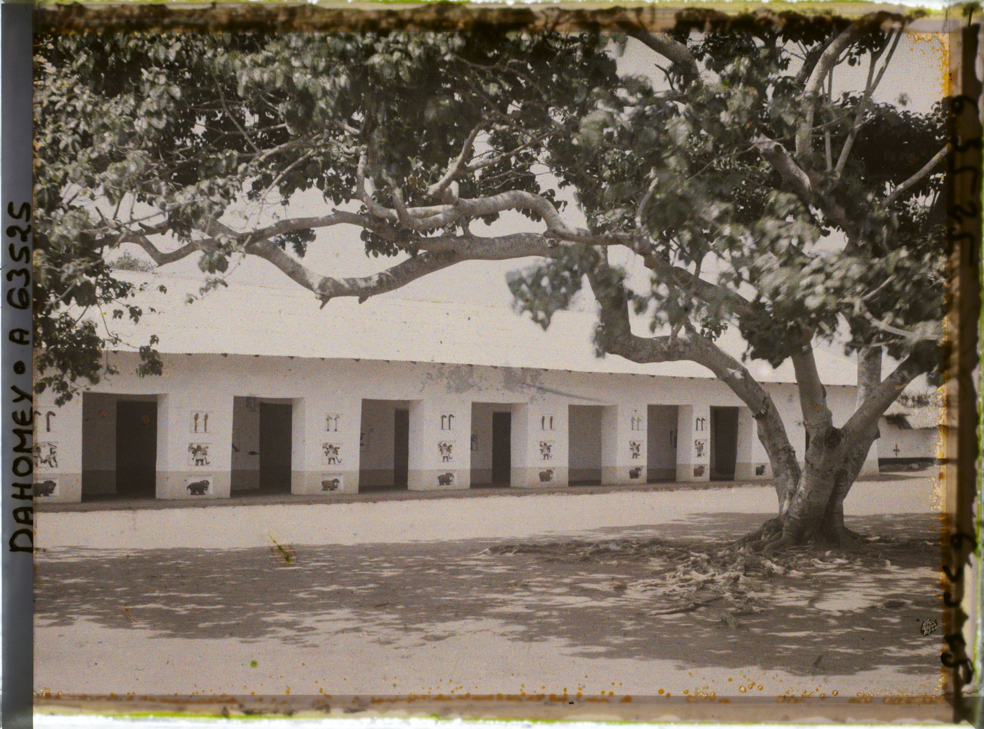 Image représentant Bâtiment de réception (ajalala) dans la deuxième cour du palais de Guézo (jalalahennou)