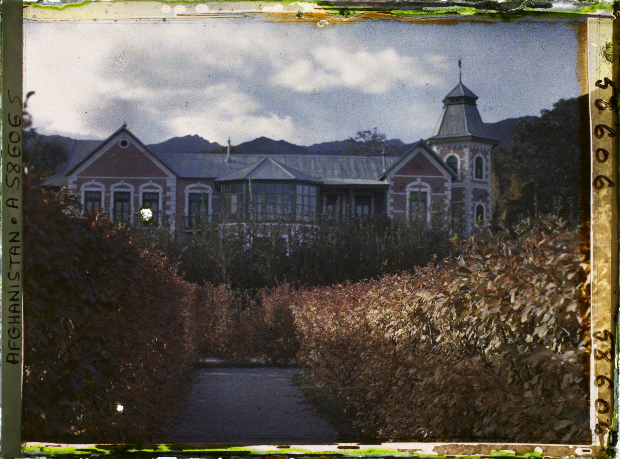 Image représentant Dans le Jardin public (Bâgh-e omumi), la villa du prince Hayôtollâh, frère du roi Amanullah