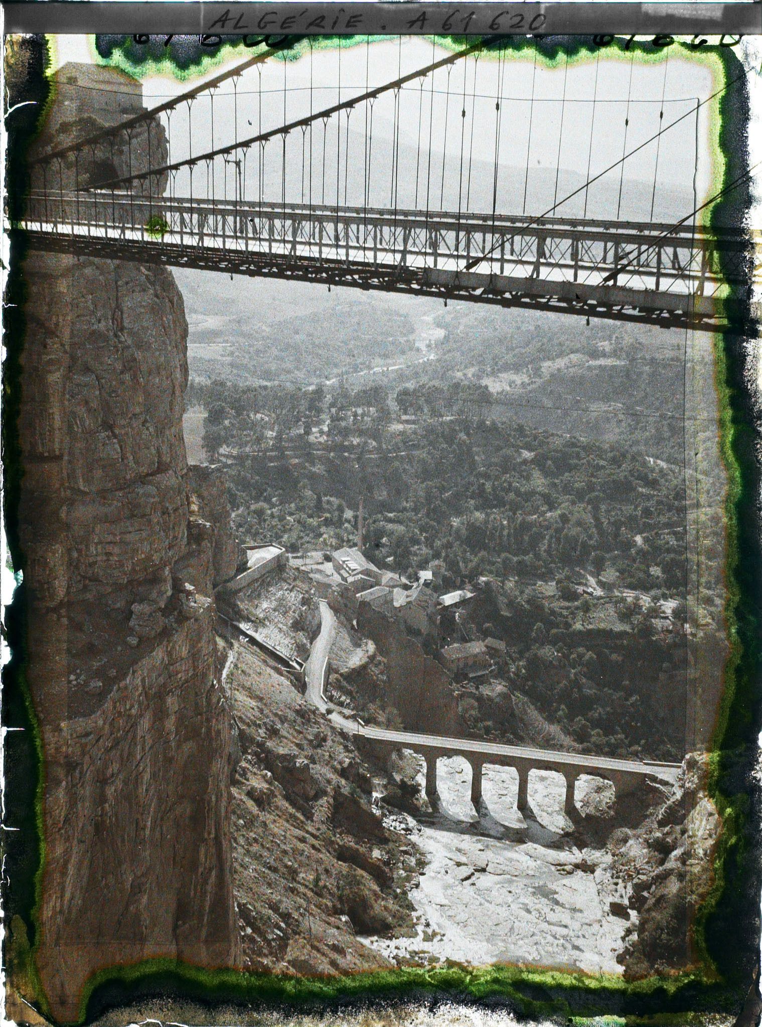 Image représentant Algérie, Constantine, Vallée du Rhumel à la sortie des gorges, en bas, Pont des cascades