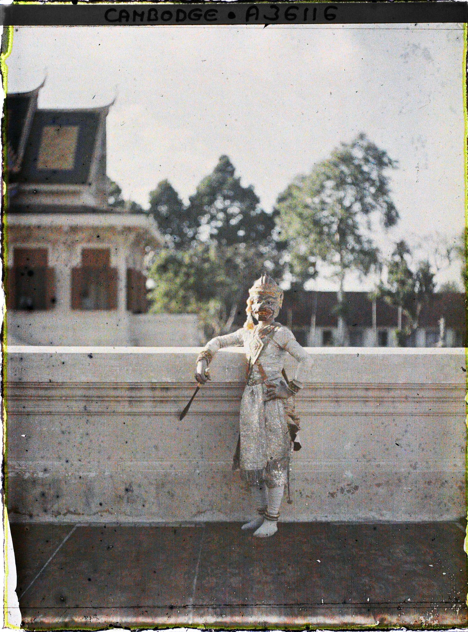 Image représentant Danseuse du ballet royal portant le costume du roi des singes ( Haknuma, aide de camp du roi Rama)