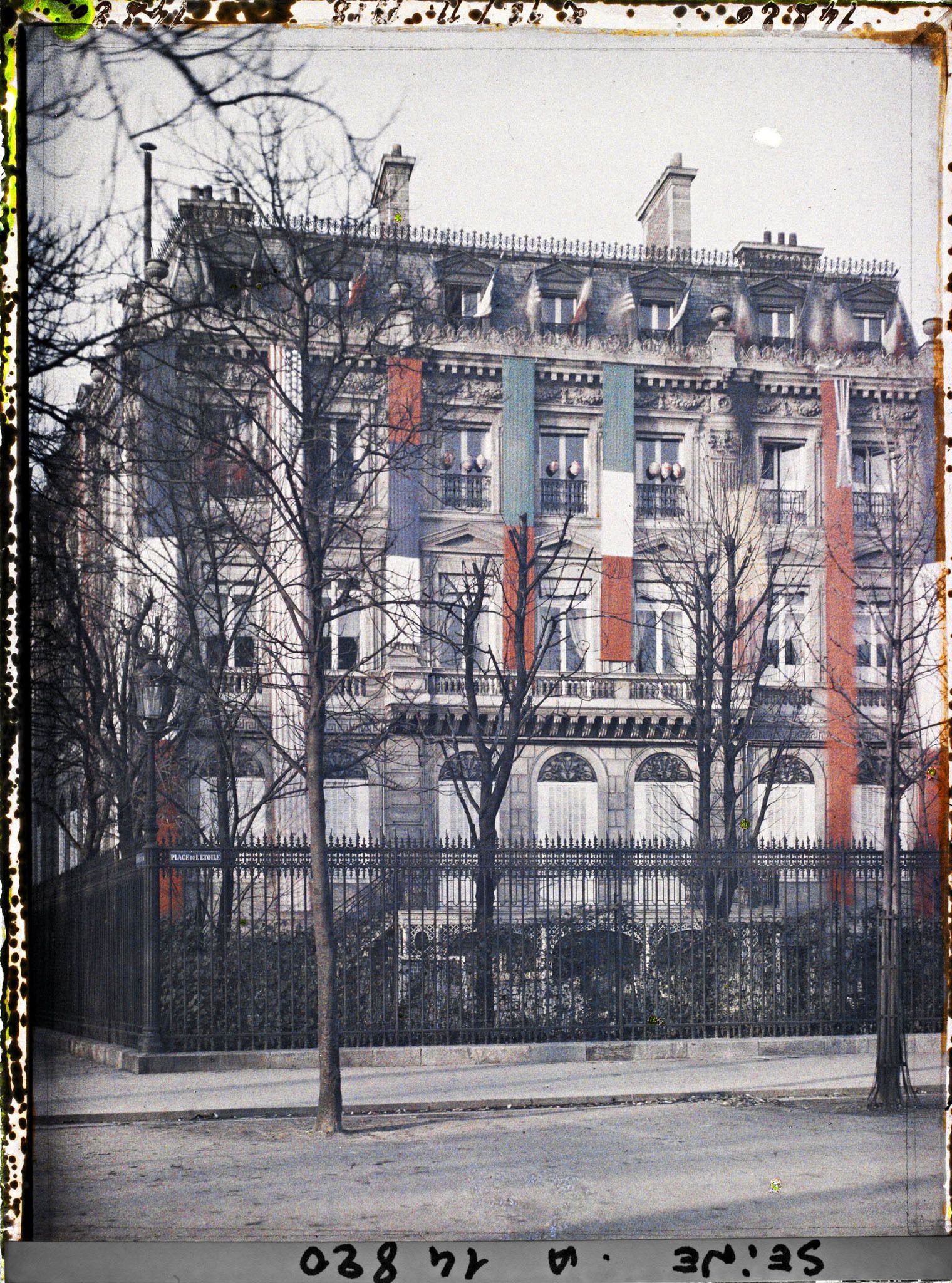 Image représentant Un hôtel des Maréchaux décoré pour l'armistice place de l'Etoile