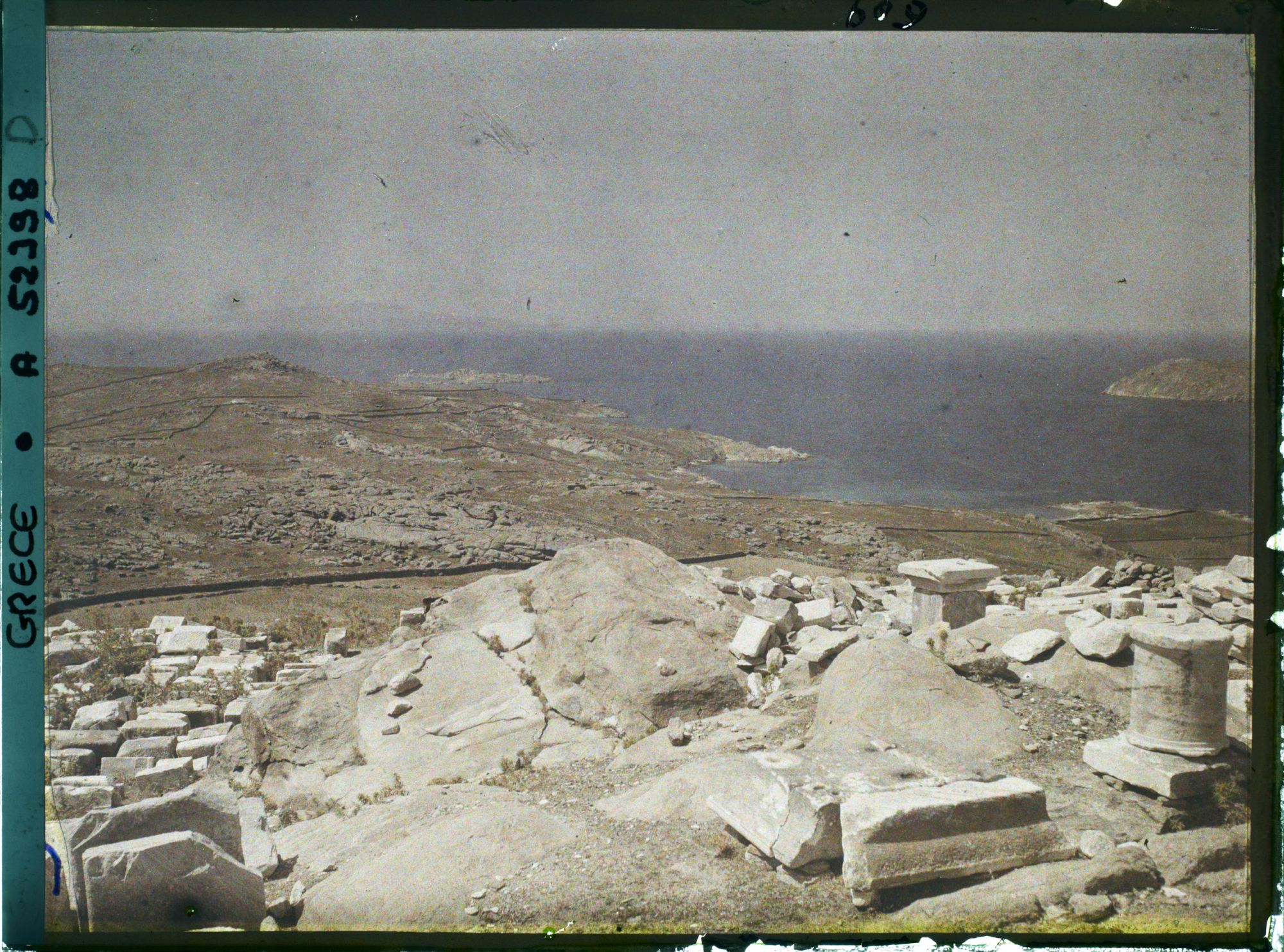 Image représentant La partie Sud de l'Ile de Delos, au fond, l'île de Paros