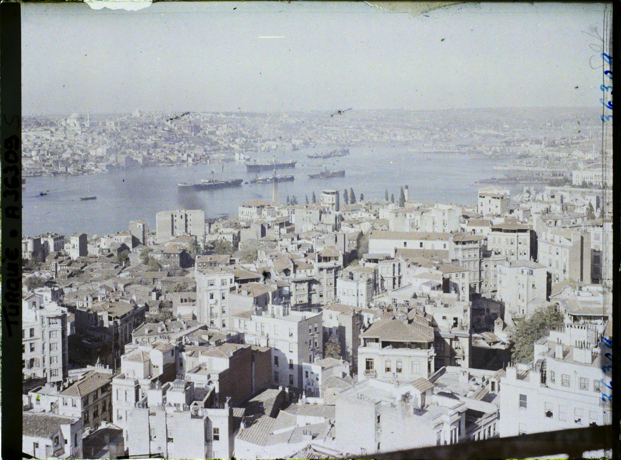 Image représentant La Corne d'Or, vue depuis le haut de la tour de Galata (rive gauche, nord) vers le faubourg d'Eyüp