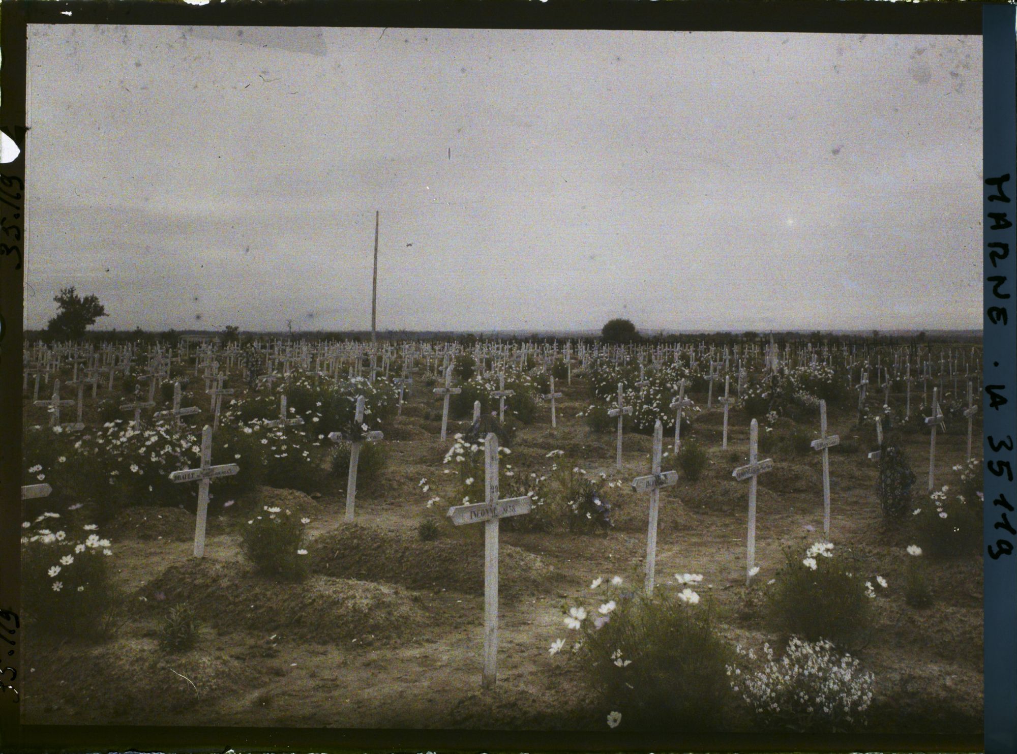 Image représentant France, Binarville (Meuse), Cimetière St Thomas N° 6 situé sur le plateau Est de la route de Binarville
