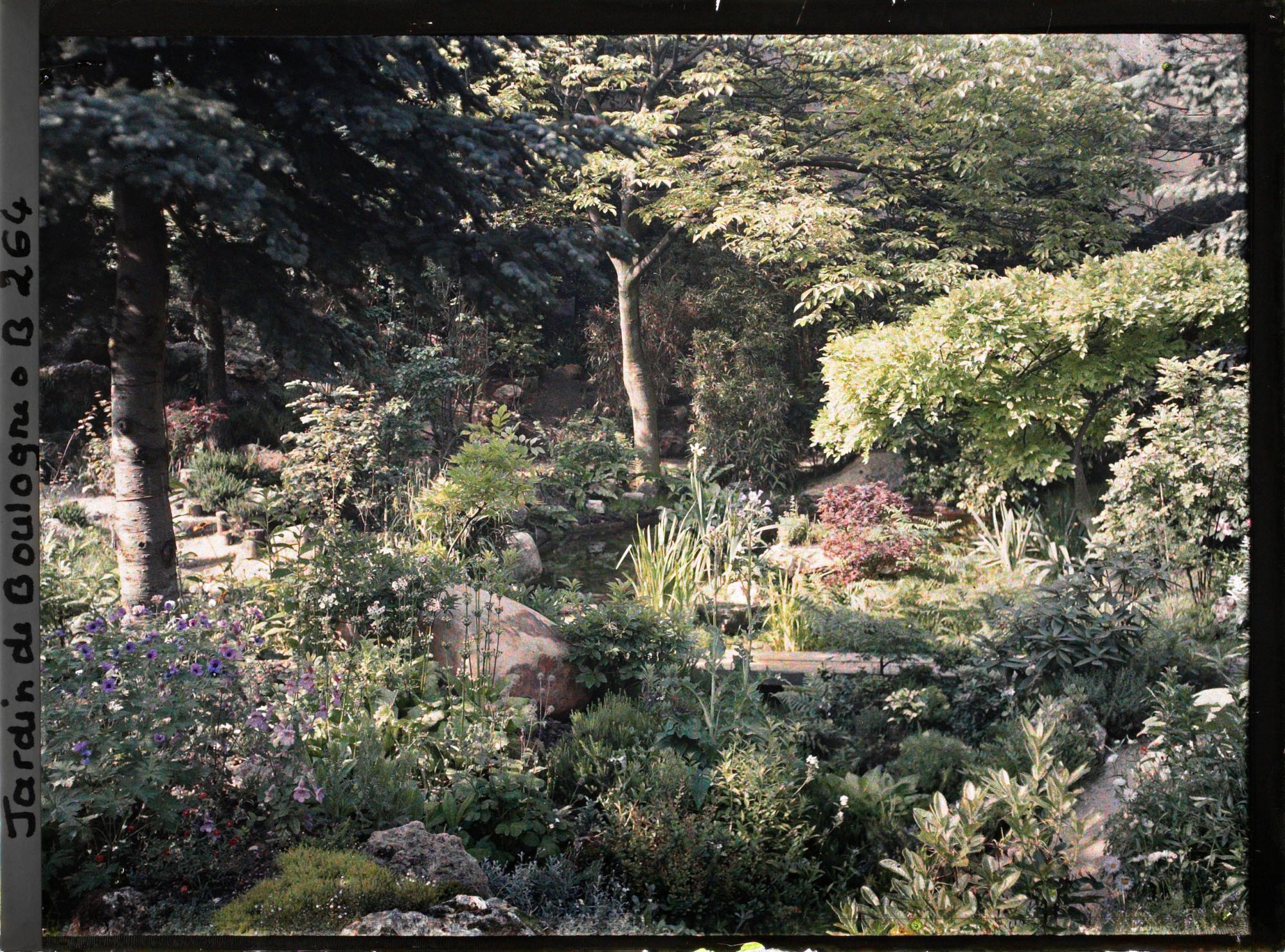 Image représentant Scène printanière du " sanctuaire japonais ", située non loin de la façade de temple