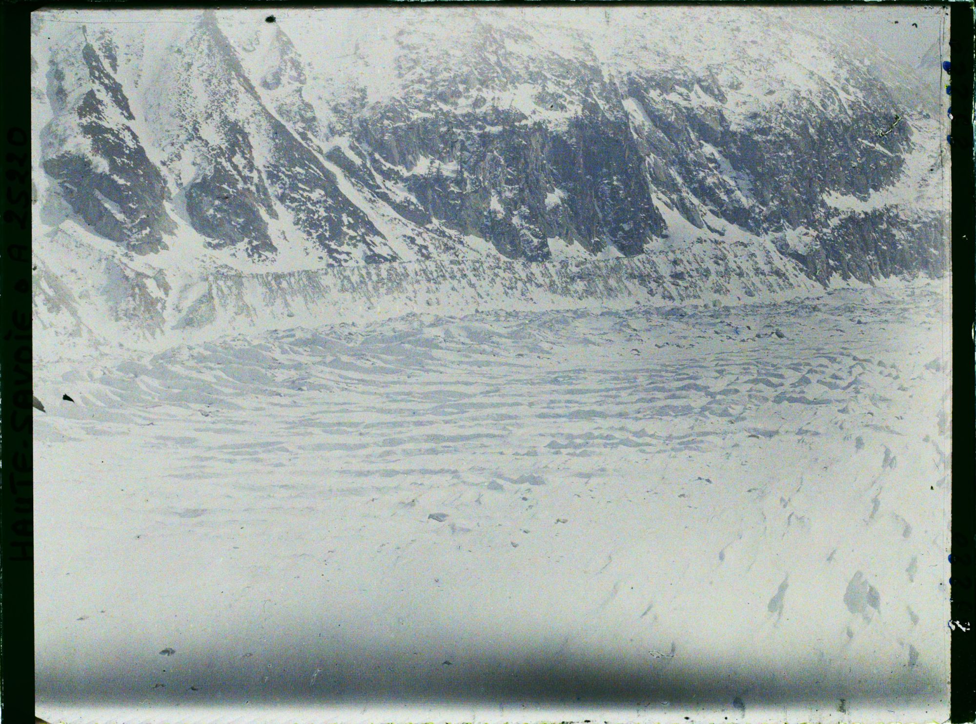 Image représentant France Les Alpes, La mer de Glace,  Autre aspect des Crevasses de la mer de glace au Montanvers 1908m
