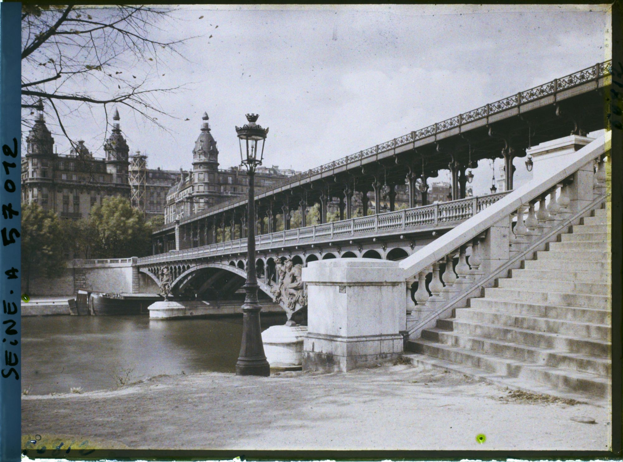 Image représentant Le viaduc de Passy, actuel pont de Bir-Hakeim, vue prise en direction du quai de Passy (actuelle avenue du président Kennedy)