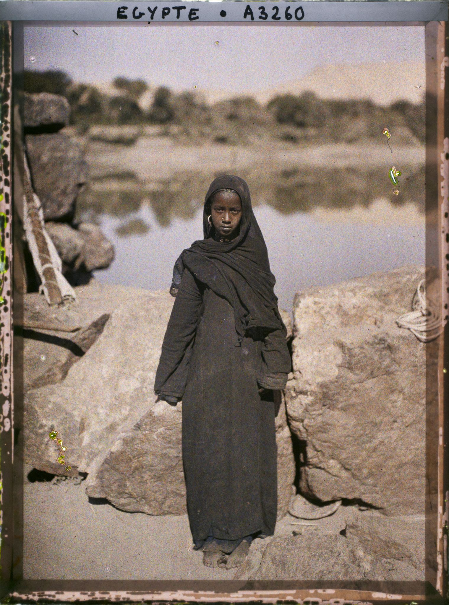 Image représentant Jeune fille d'Assouan au bord du Nil