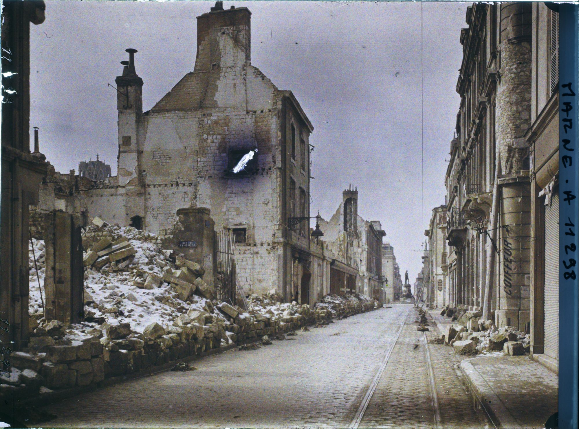 Image représentant La rue Cérès, au fond la place Royale avec la statue de Louis XV