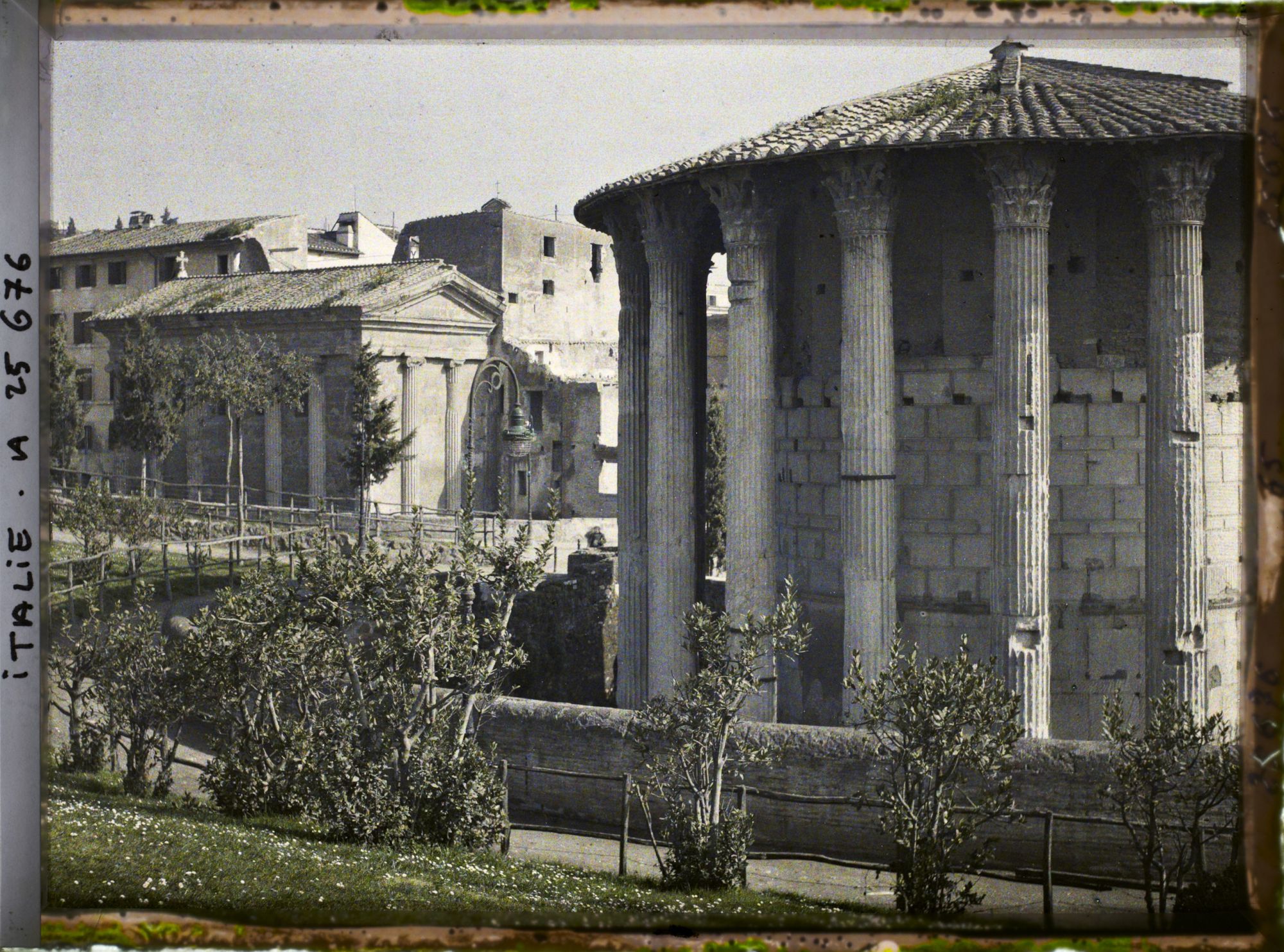 Image représentant Temple d'Hercule au premier plan, au fond à gauche temple du théâtre de Marcellus