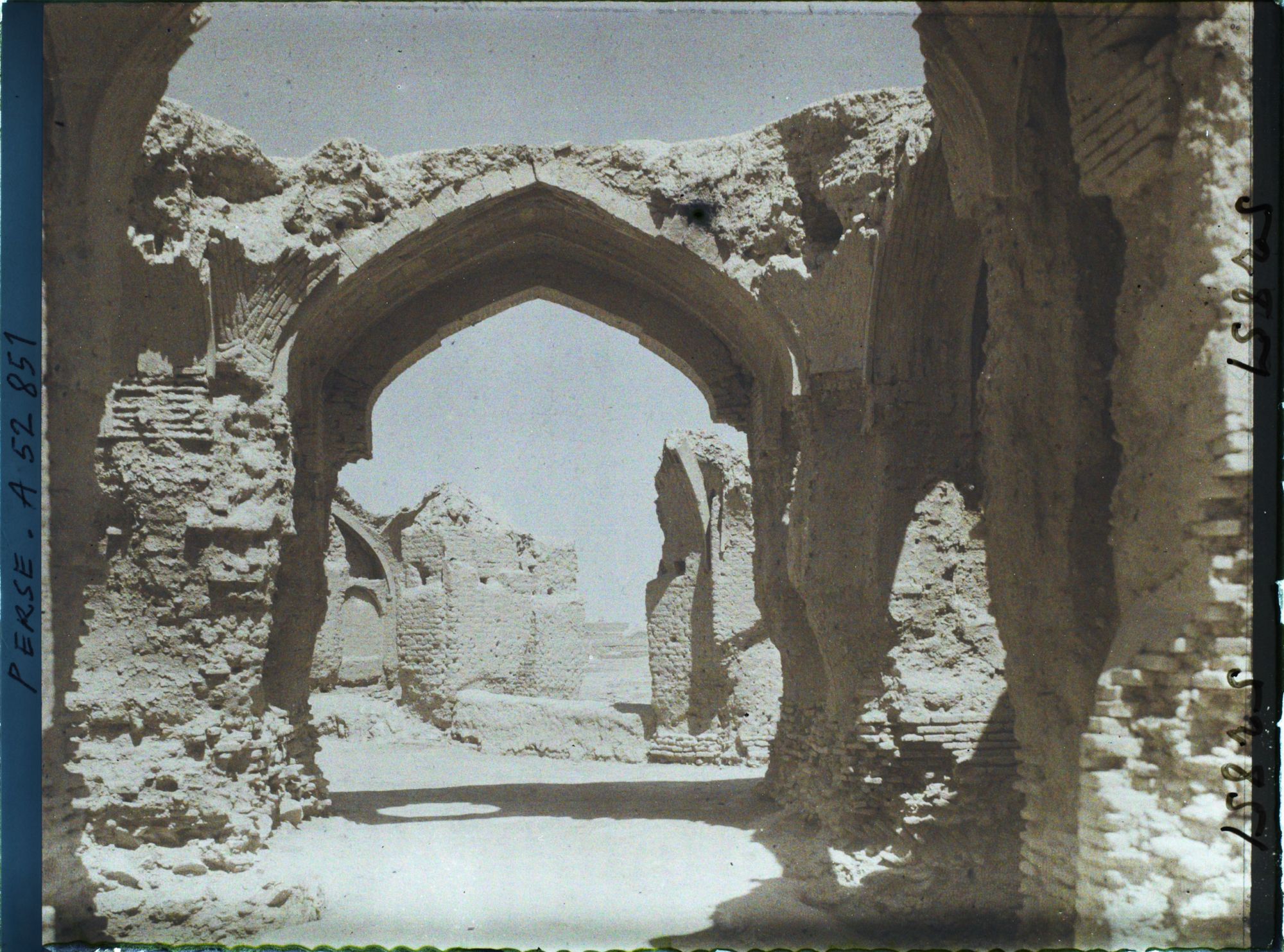 Image représentant Ruines de l'ancienne ville (d'un caravansérail ?)