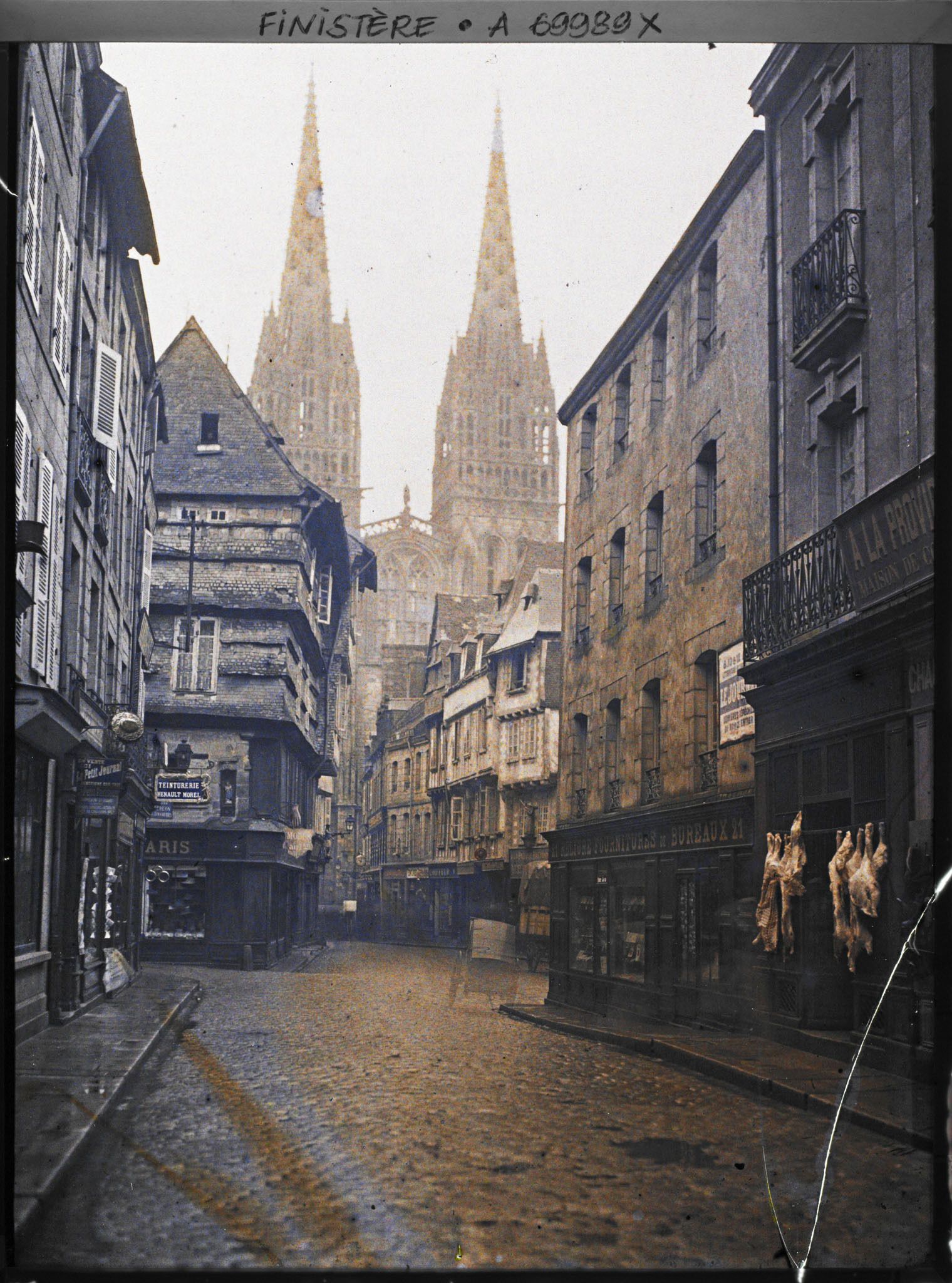 Image représentant La rue Kéréon ; au fond, la cathédrale Saint-Corentin