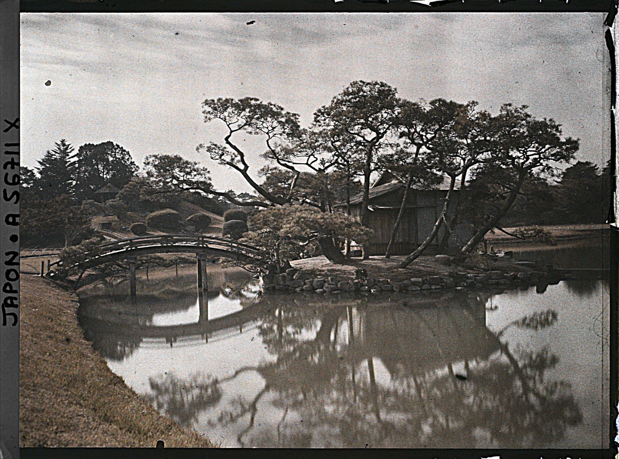 Image représentant Jardin Kôrakuen : l'île Naka-no-shima et son pavillon de thé le Shima-jaya