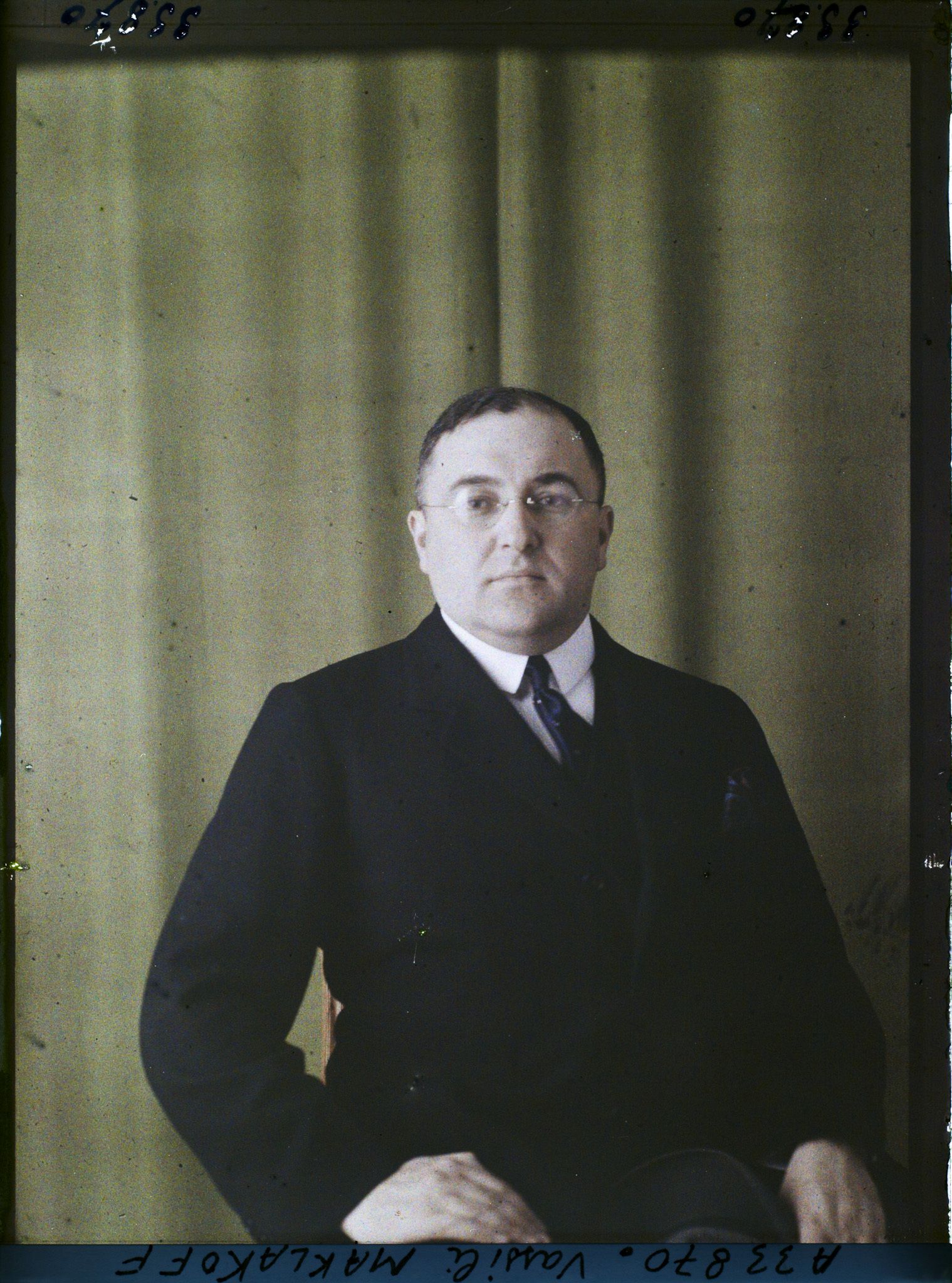 Image représentant Monsieur  https://musee-albert-kahn.s-museum.fr/home/NWQ2OTAwYzNmYjZlZTk1ZWQwODJmMjY4L2dlbmVyaWMtbm90aWNlLXRhYi9hdXRob3JpdHkvNjE3YTc5ZjVjZjhiODk2OGIzMzM3ZDIx/5d6900c3fb6ee95ed082f268/generic-notice-tab/authority/617a79ebcf8b8968b3337325 Vassili Maklakoff