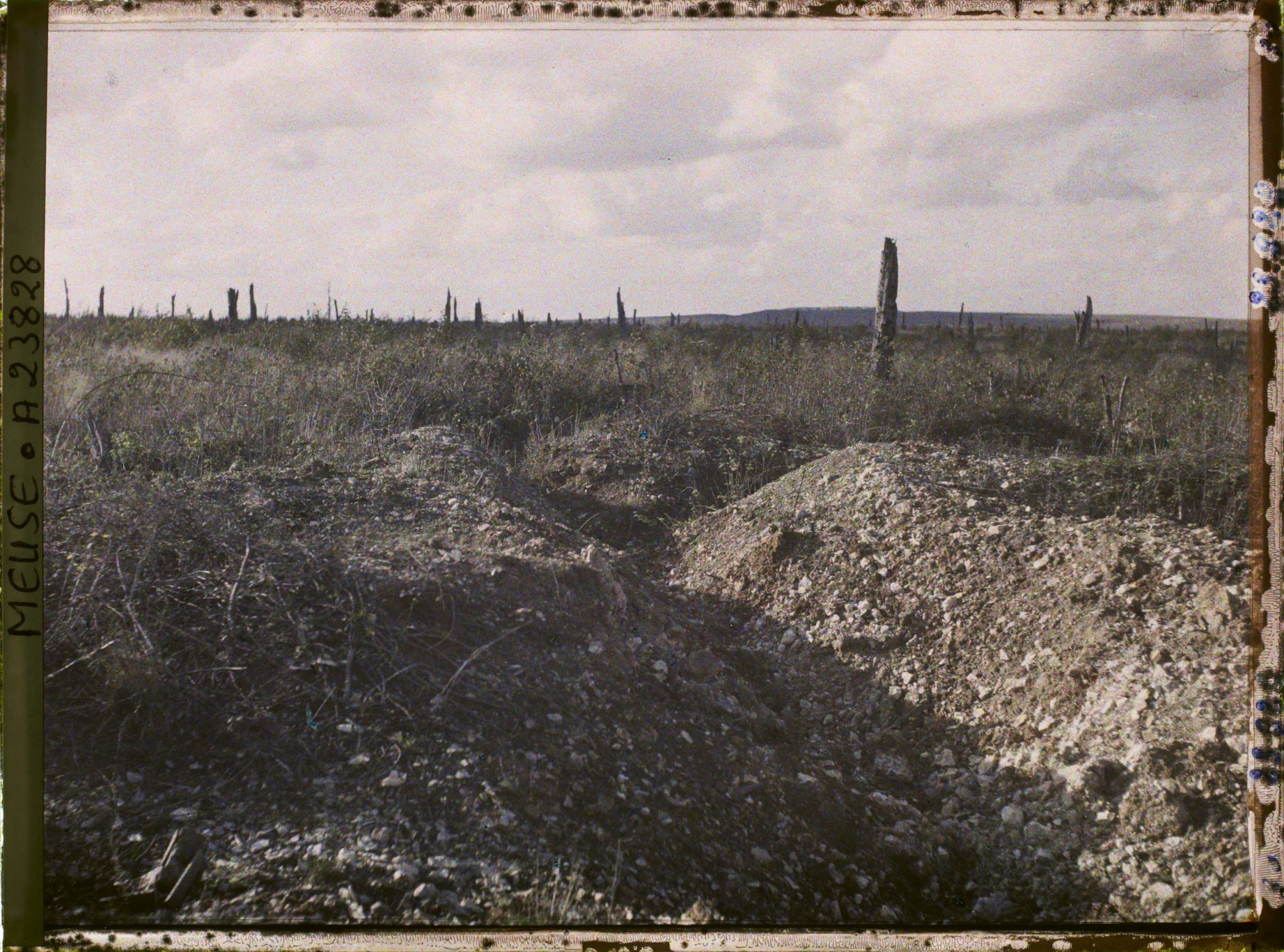 Image représentant France, Fort de Vaux, Les environs du fort, au fond, le fort de Douaumont