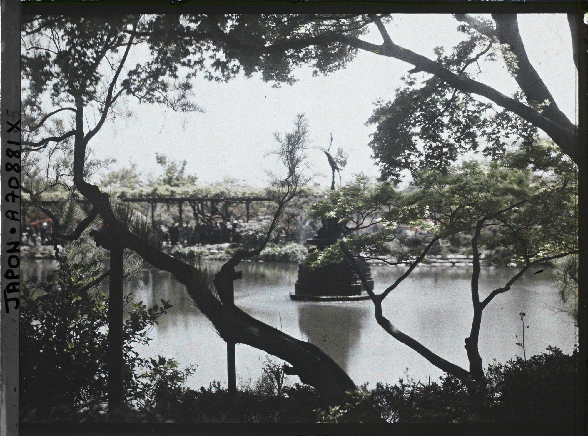 Image représentant Hibiya-koen (parc de Hibiya) : l'étang Shinkei et sa statue de grue