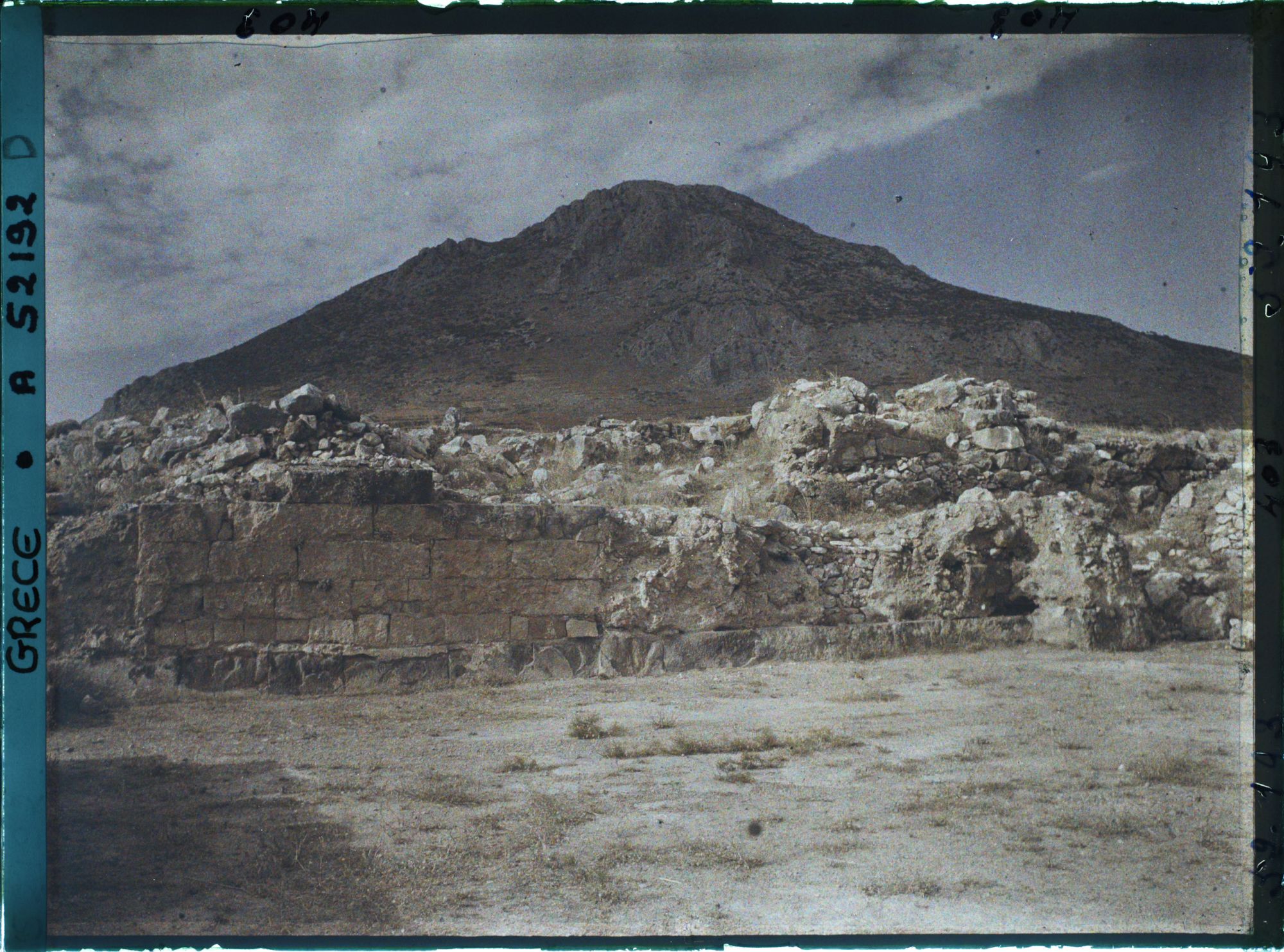 Image représentant Sur l'Acropole, la cour du Palais