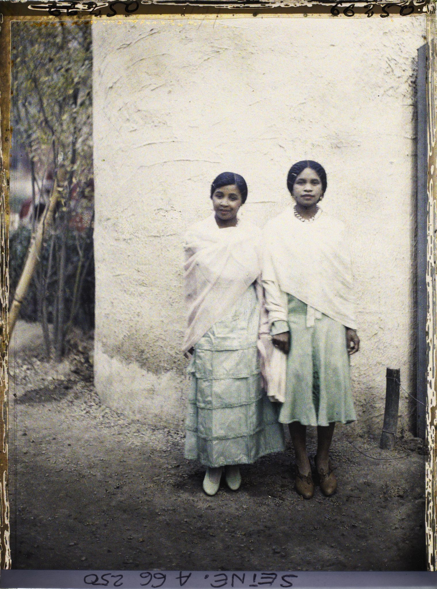 Image représentant L'Exposition Coloniale Internationale de 1931, deux danseuses hova