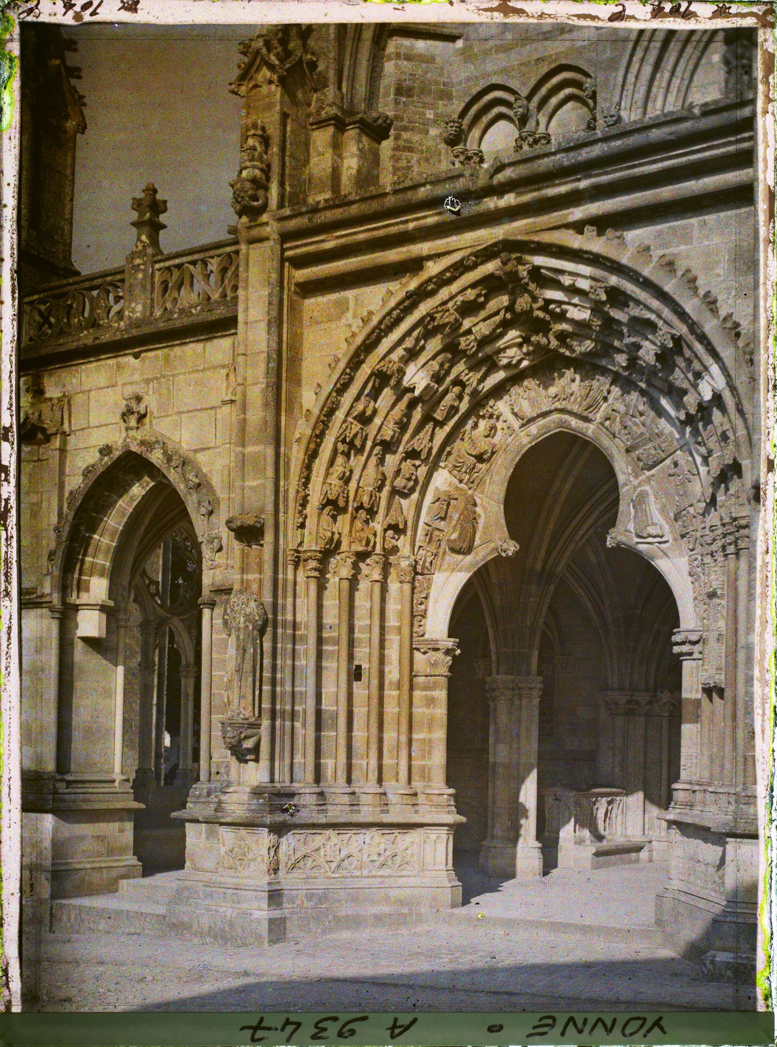 Image représentant France, St Père, Le porche de l'Eglise de St Père, ouverture centrale et piliers intérieurs