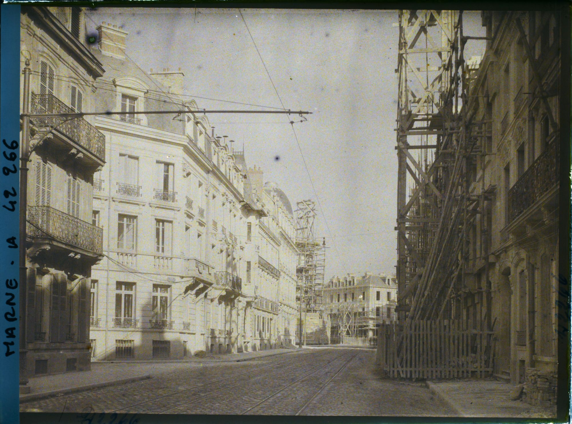 Image représentant France, Reims, La rue Thiers, au fond la place de l'Hôtel de Ville