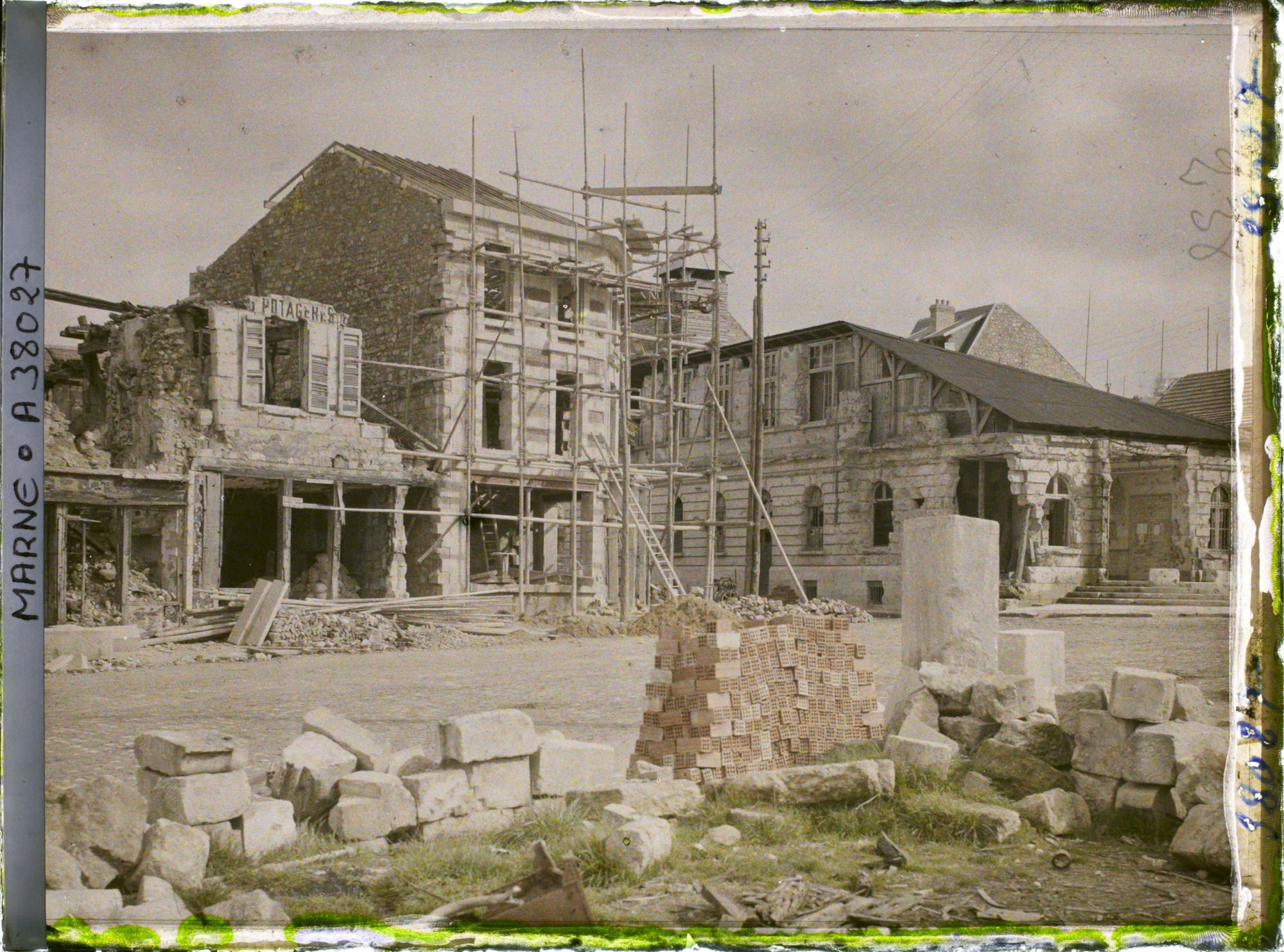 Image représentant France, Fismes, Ruines et reconstruction place de la Marie
