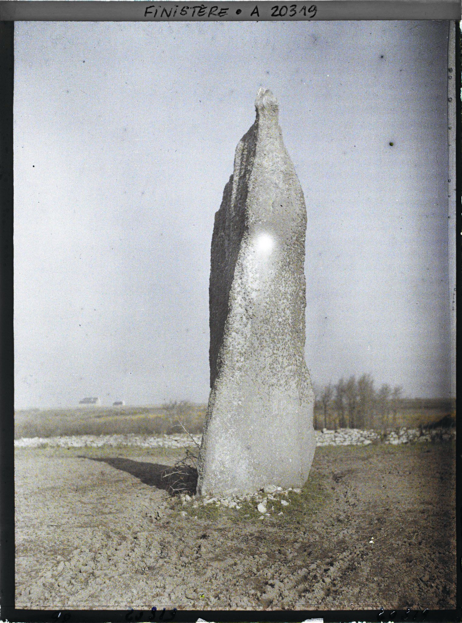 Image représentant L'un des deux menhirs de Kerscaven, dit le menhir de l'Evêque