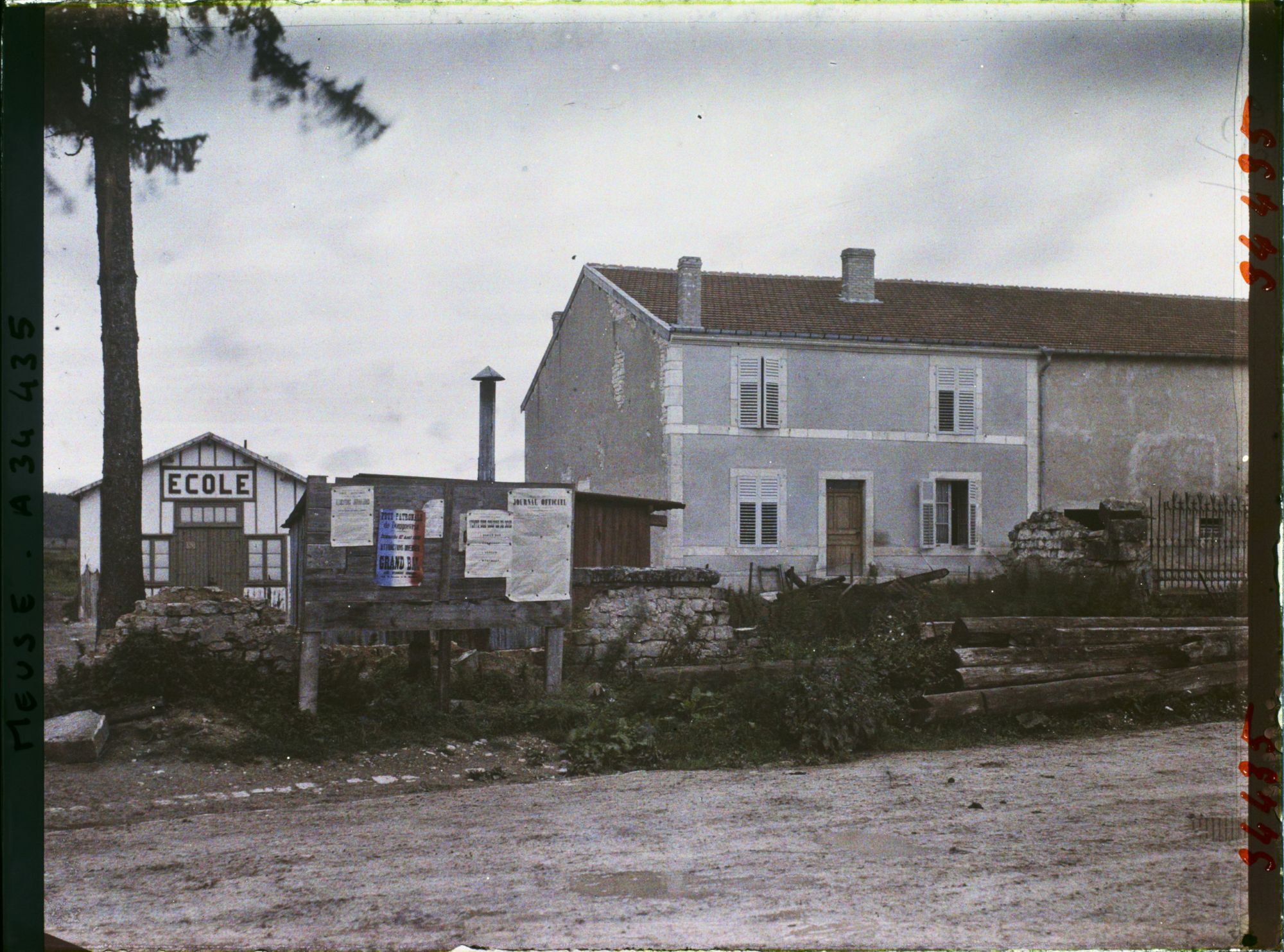 Image représentant France, Les Paroches, Une rue vers l'Ecole