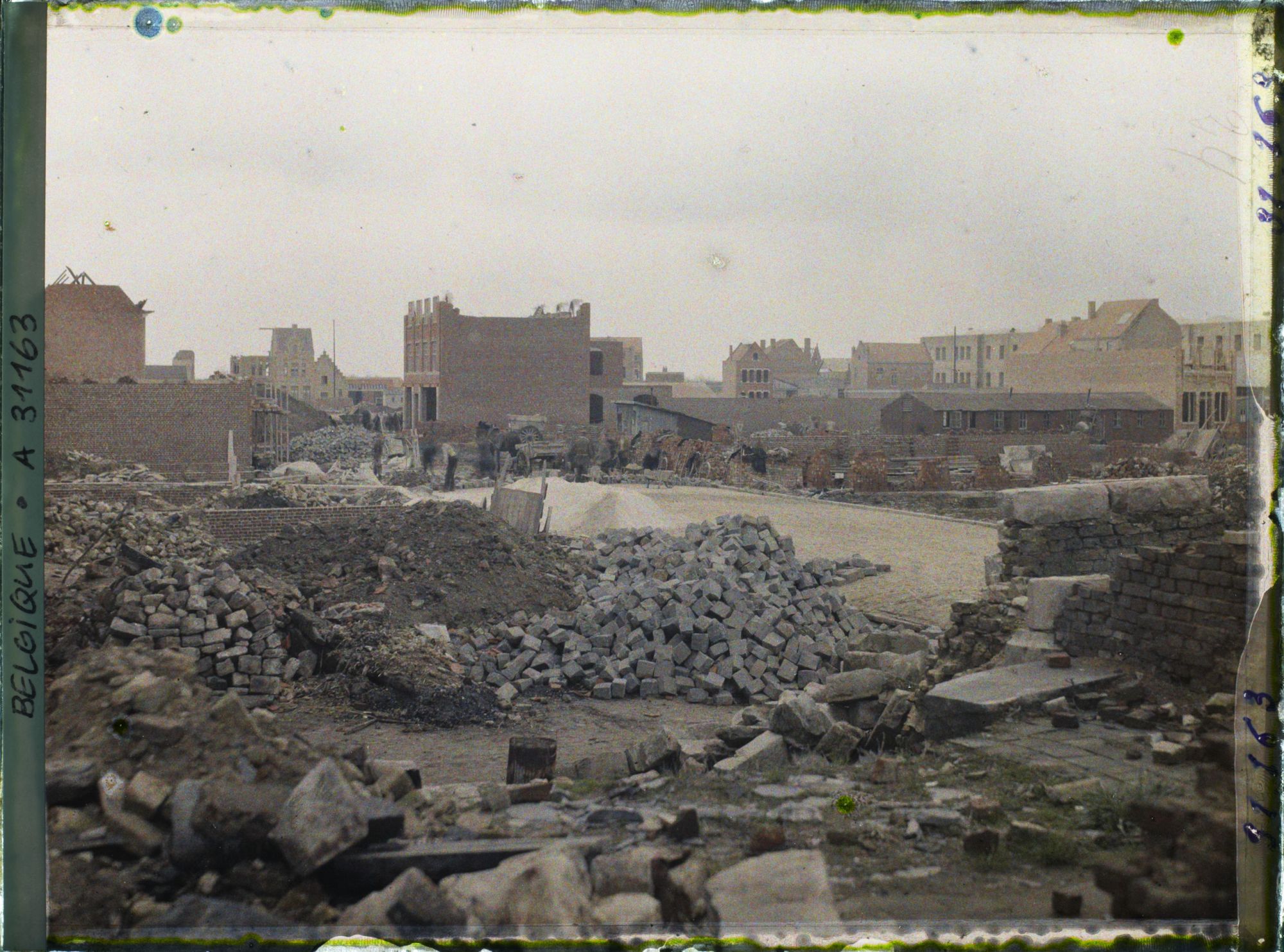 Image représentant Belgique, Ypres, Pavage d'une rue et reconstruction