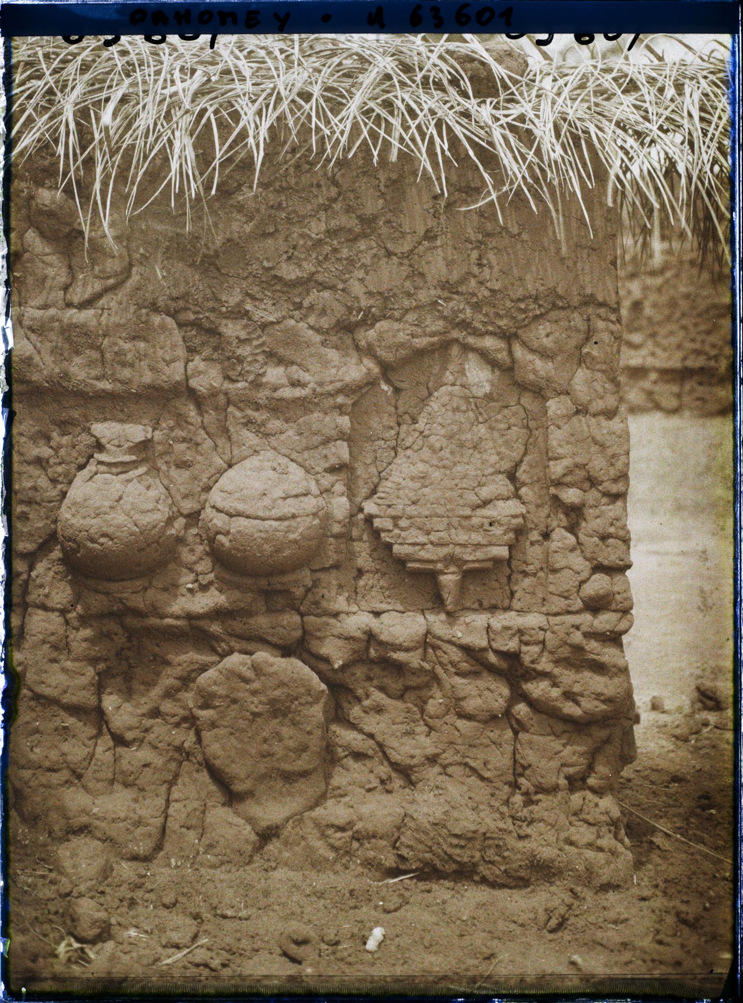 Image représentant Bas-relief d'une résidence du quartier de Gbécon-Hounli, non loin du palais princier de Guézo, motif de jarres et d'écheveau