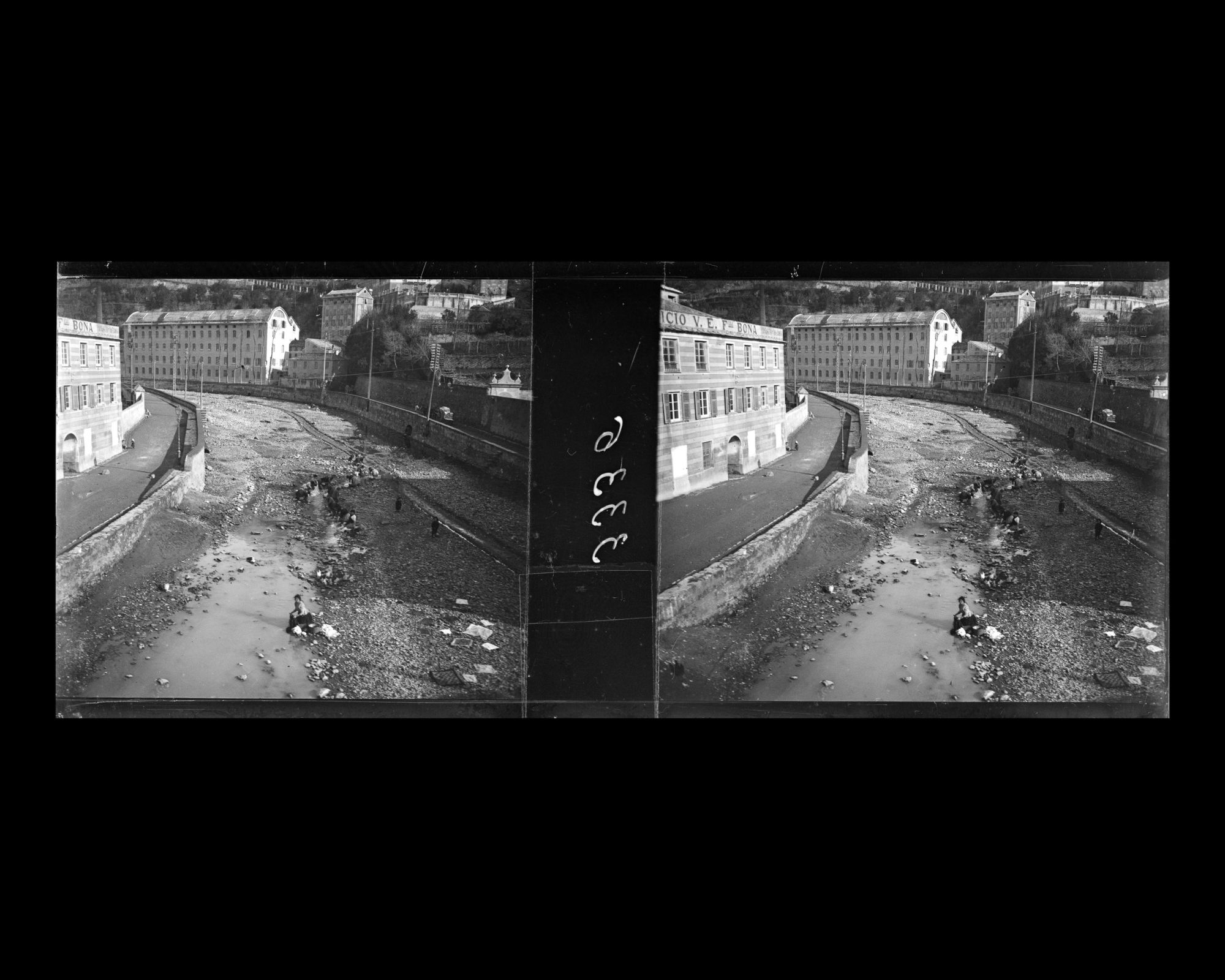 Image représentant Le torrent Leira en parie asséché vu du train