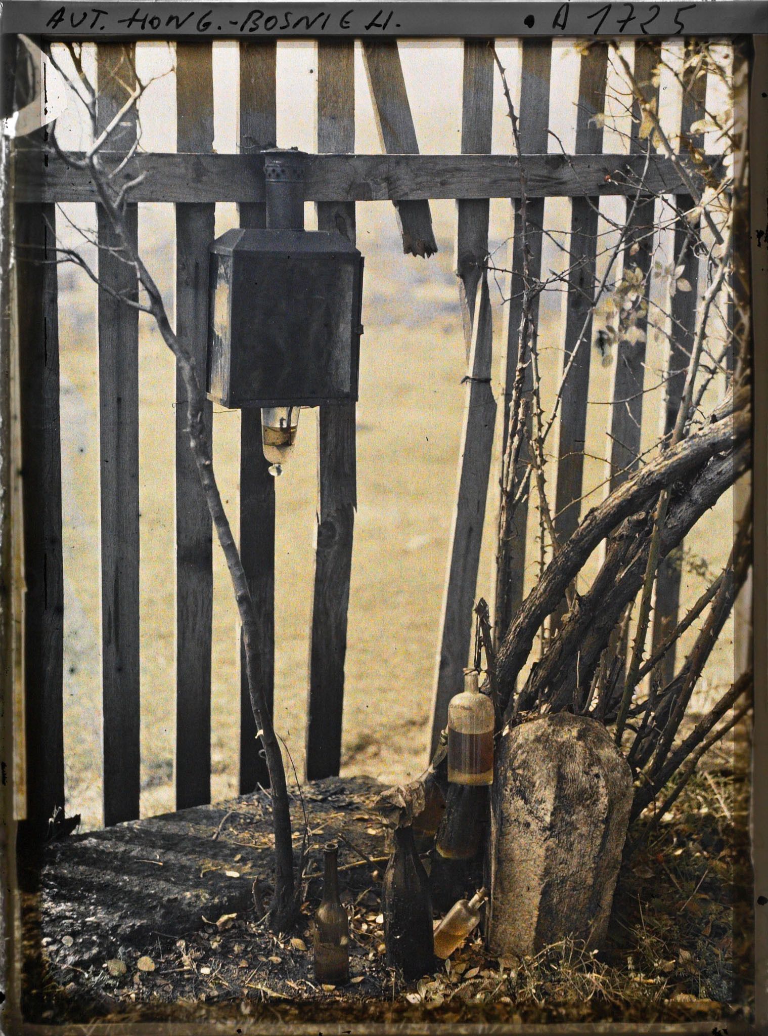 Image représentant Tombe avec bouteilles d'huile et lampe