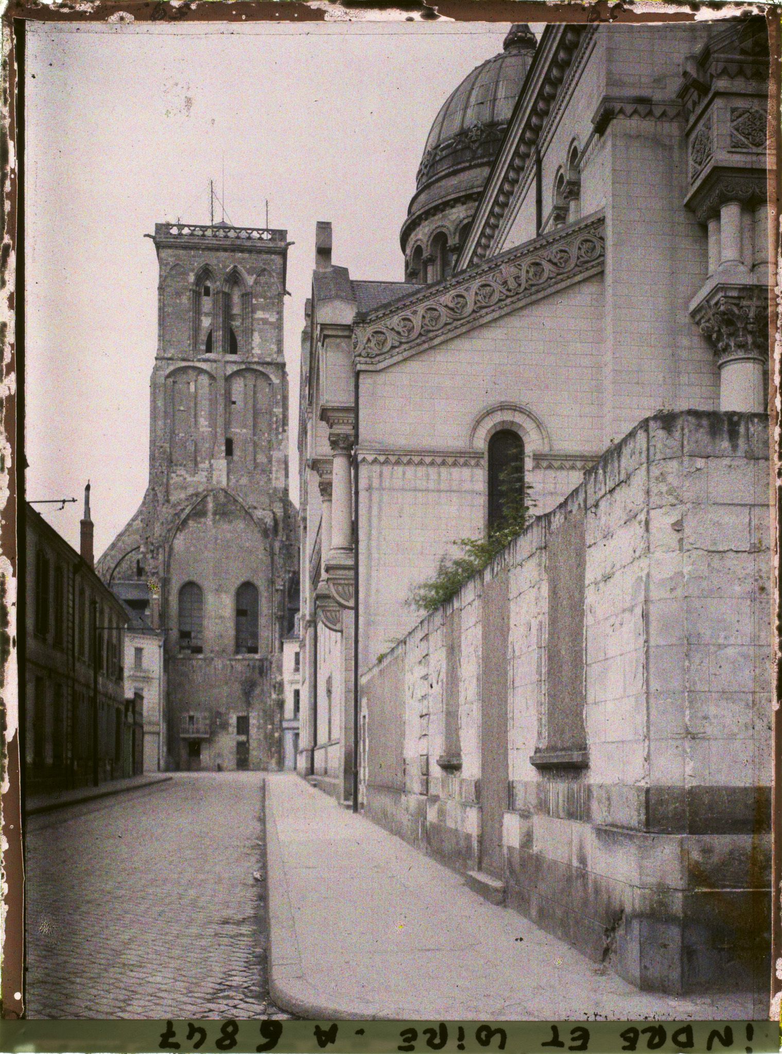 Image représentant La Tour Charlemagne, et la basilique Saint-Martin, vus depuis la rue Descartes