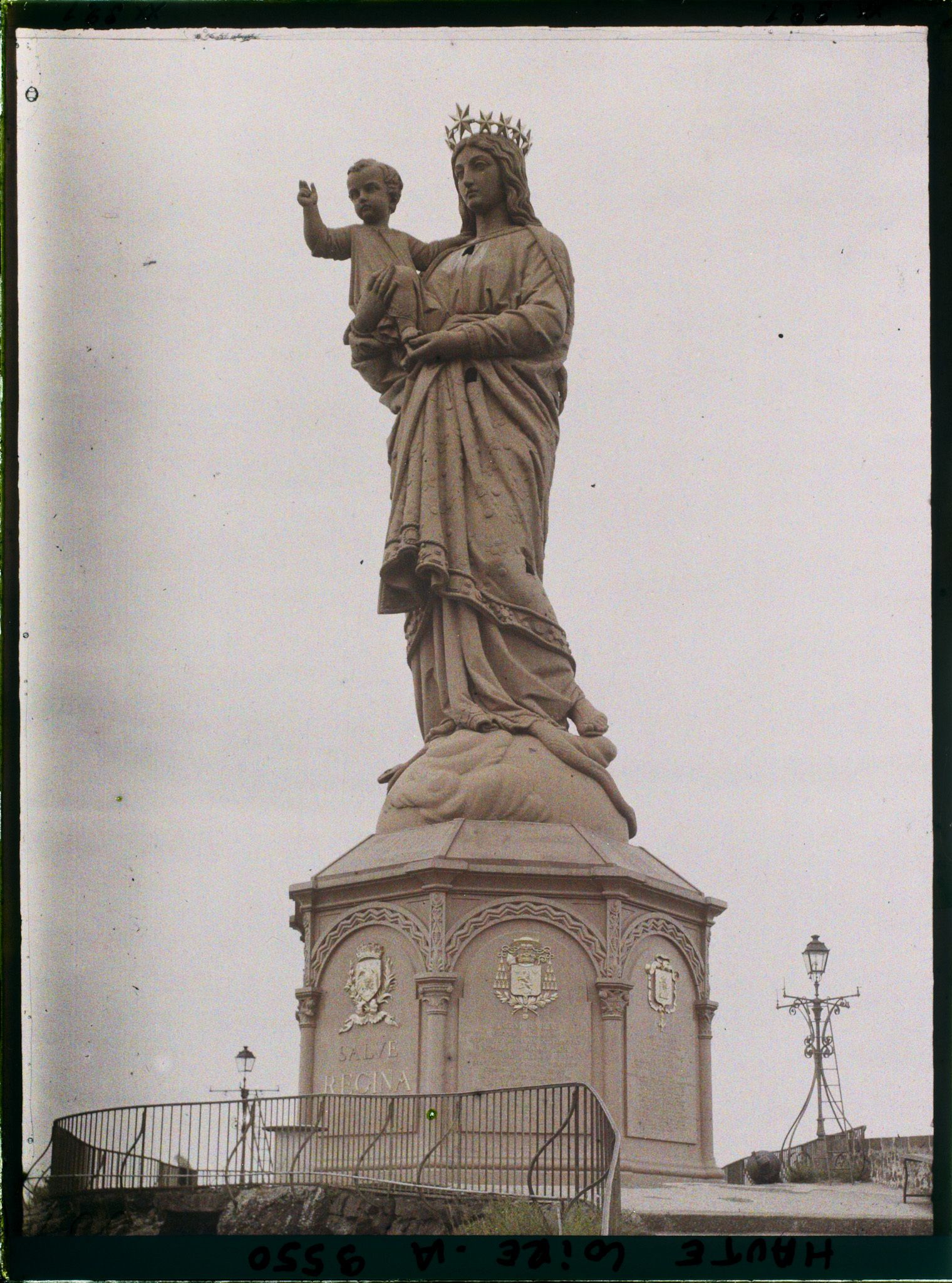 Image représentant La Statue de Notre-Dame de France, au sommet du rocher Corneille