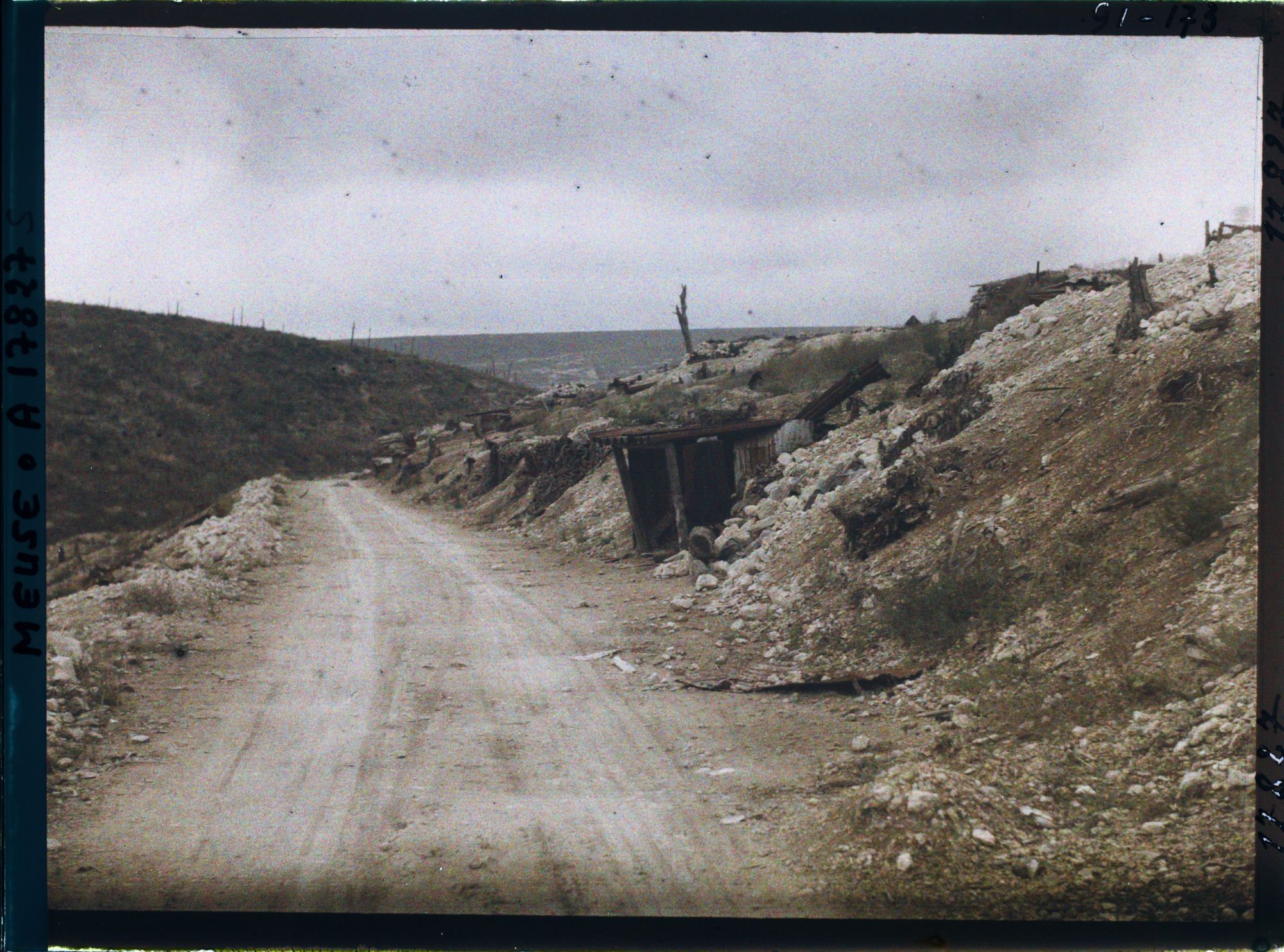 Image représentant France, Haudremont Carrières, Sur la route de Douaumont (au fond, la cote du Poivre)