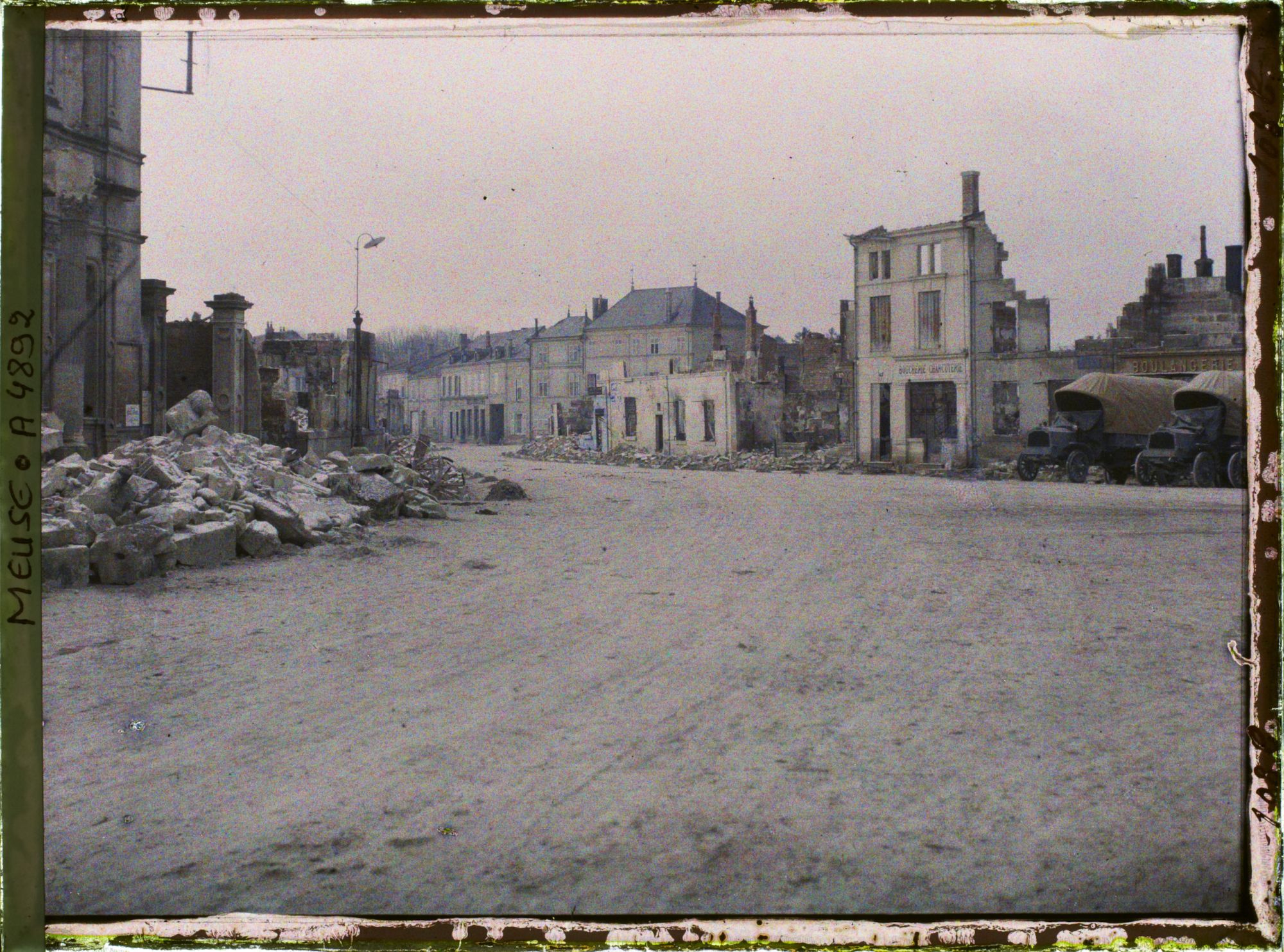 Image représentant Partie détruite et partie conservée, place de la Mairie