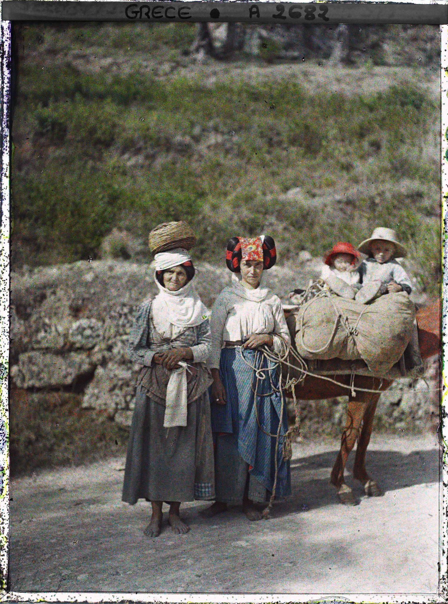 Image représentant Groupe de femmes et enfants avec un cheval sur la route
