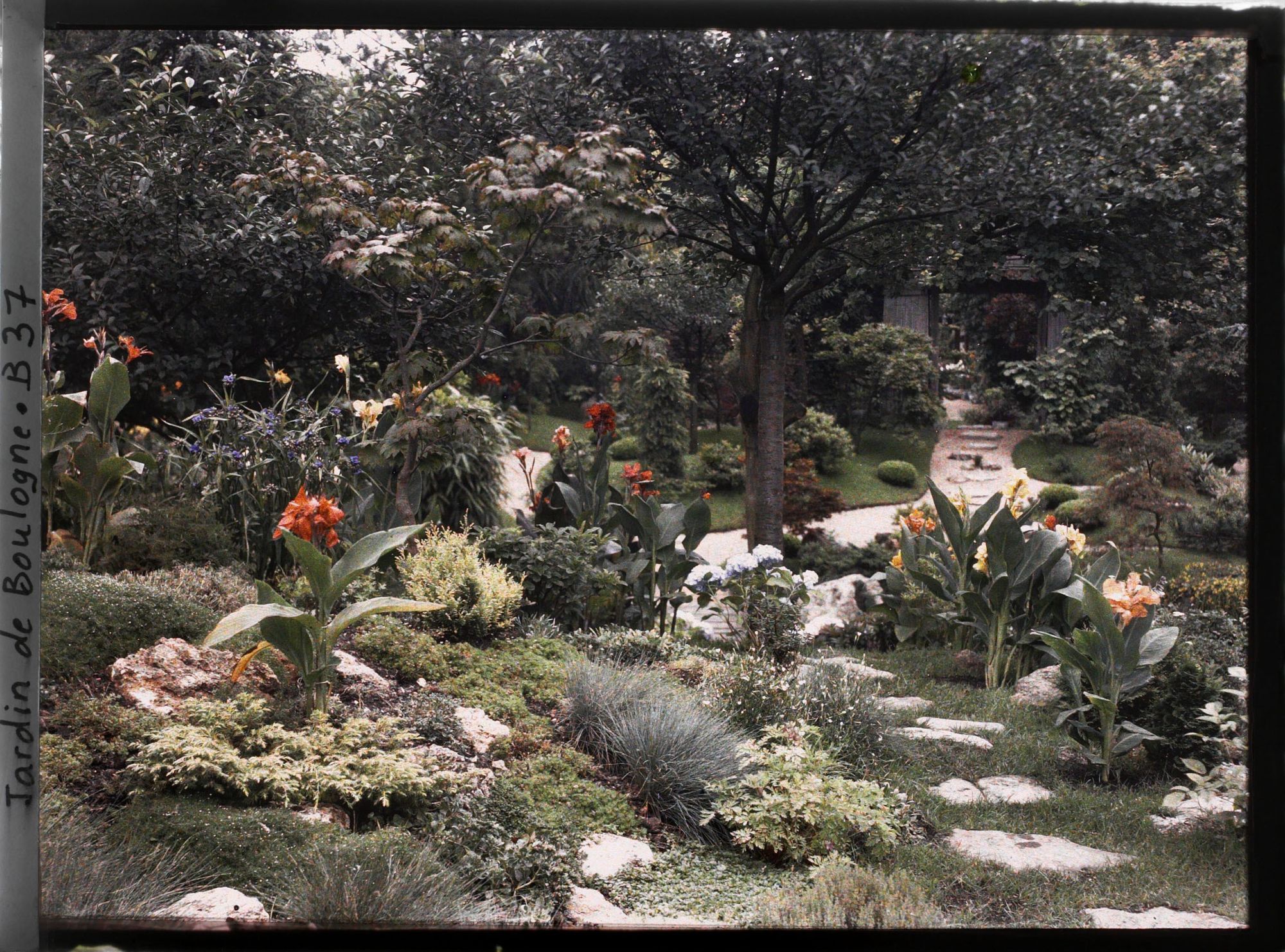 Image représentant Espace fleuri du " sanctuaire japonais " proche de la porte ouvrant sur le " village japonais "