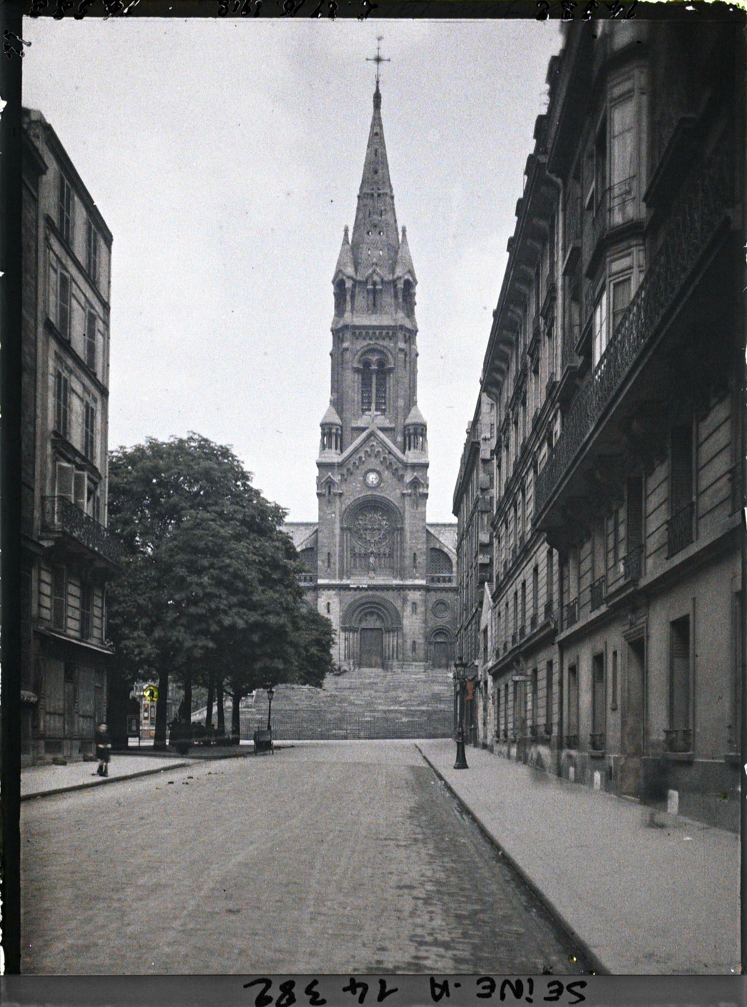 Image représentant Notre-Dame-de-la-Croix de Ménilmontant vue de la rue Etienne-Dolet