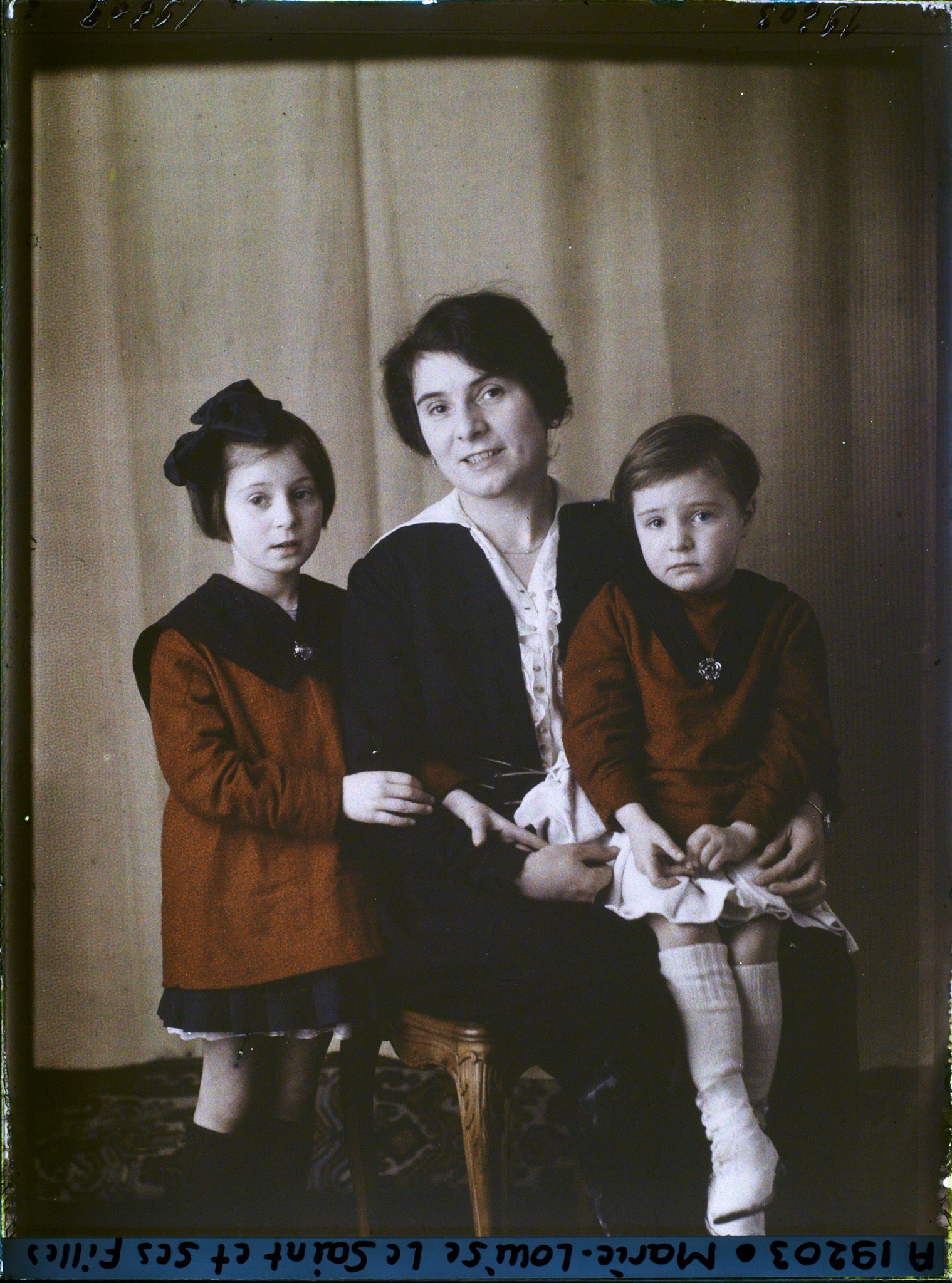 Image représentant https://musee-albert-kahn.s-museum.fr/home/NWQ2OTAwYzNmYjZlZTk1ZWQwODJmMjY4L2dlbmVyaWMtbm90aWNlLXRhYi9hdXRob3JpdHkvNjE3YTc5ZjVjZjhiODk2OGIzMzM3ZDIx/5d6900c3fb6ee95ed082f268/generic-notice-tab/authority/617a79ebcf8b8968b333714f Madame Marie-Louise Le Saint et ses filles  https://musee-albert-kahn.s-museum.fr/home/NWQ2OTAwYzNmYjZlZTk1ZWQwODJmMjY4L2dlbmVyaWMtbm90aWNlLXRhYi9hdXRob3JpdHkvNjE3YTc5ZjVjZjhiODk2OGIzMzM3ZDIx/5d6900c3fb6ee95ed082f268/generic-notice-tab/authority/617a79ebcf8b8968b3337150 Geneviève  et  https://musee-albert-kahn.s-museum.fr/home/NWQ2OTAwYzNmYjZlZTk1ZWQwODJmMjY4L2dlbmVyaWMtbm90aWNlLXRhYi9hdXRob3JpdHkvNjE3YTc5ZjVjZjhiODk2OGIzMzM3ZDIx/5d6900c3fb6ee95ed082f268/generic-notice-tab/authority/617a79ebcf8b8968b3337151 Marie-Thérèse