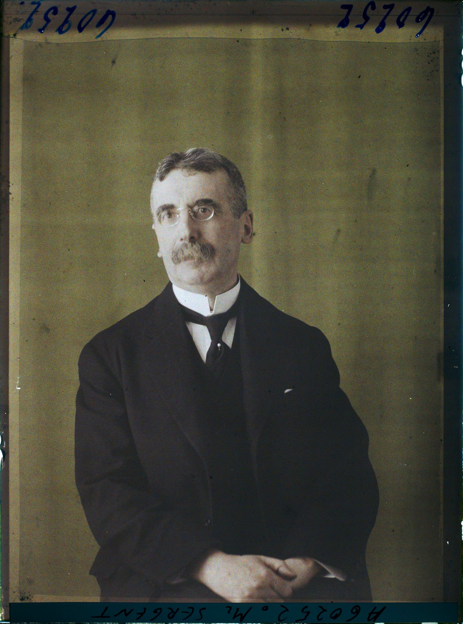 Image représentant https://musee-albert-kahn.s-museum.fr/home/NWQ2OTAwYzNmYjZlZTk1ZWQwODJmMjY4L2dlbmVyaWMtbm90aWNlLXRhYi9hdXRob3JpdHkvNjE3YTc5ZjVjZjhiODk2OGIzMzM3ZDIx/5d6900c3fb6ee95ed082f268/generic-notice-tab/authority/617a79ebcf8b8968b33377da Monsieur Sergent