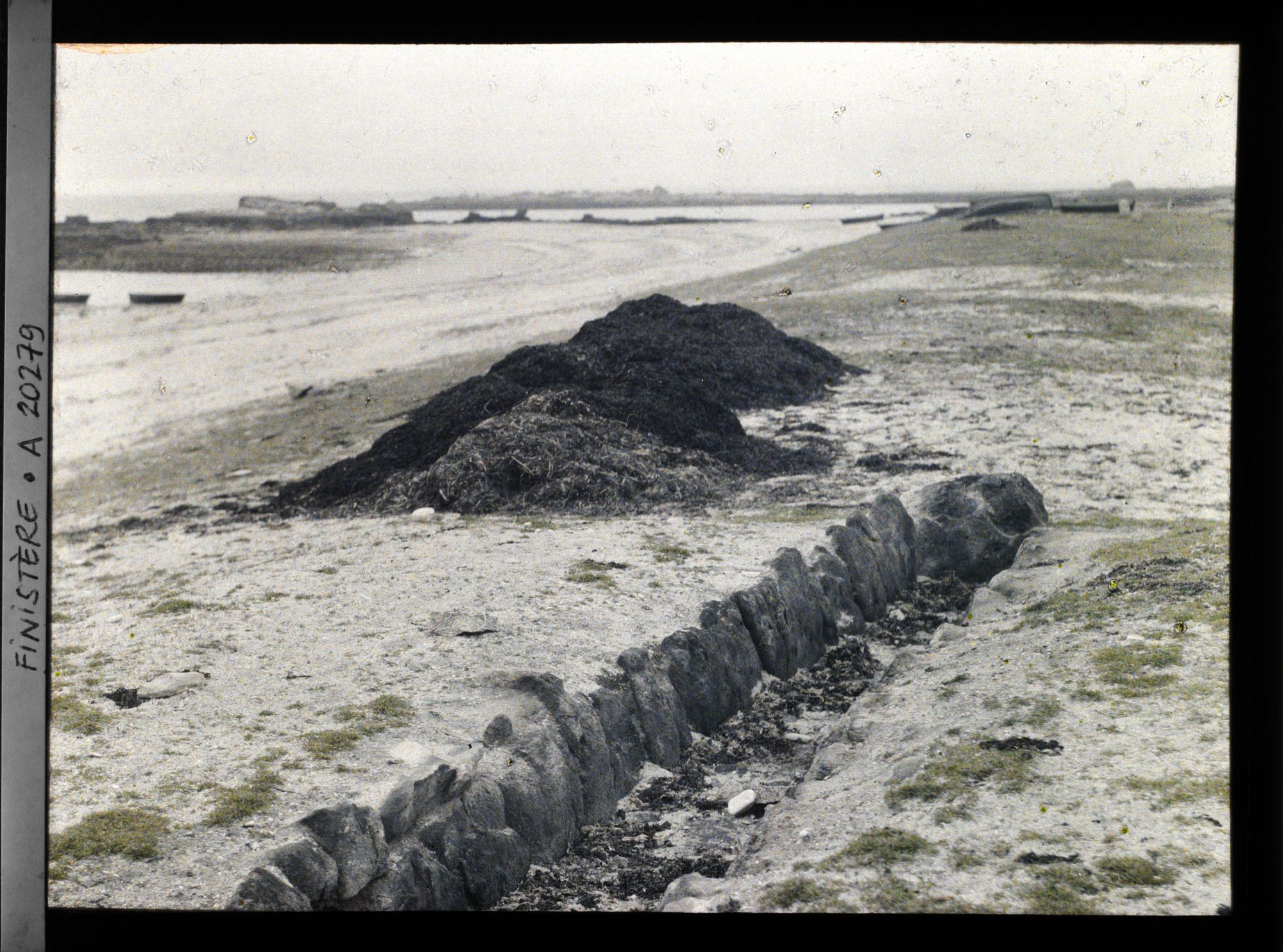 Image représentant Sur la grève, un four à goémon
