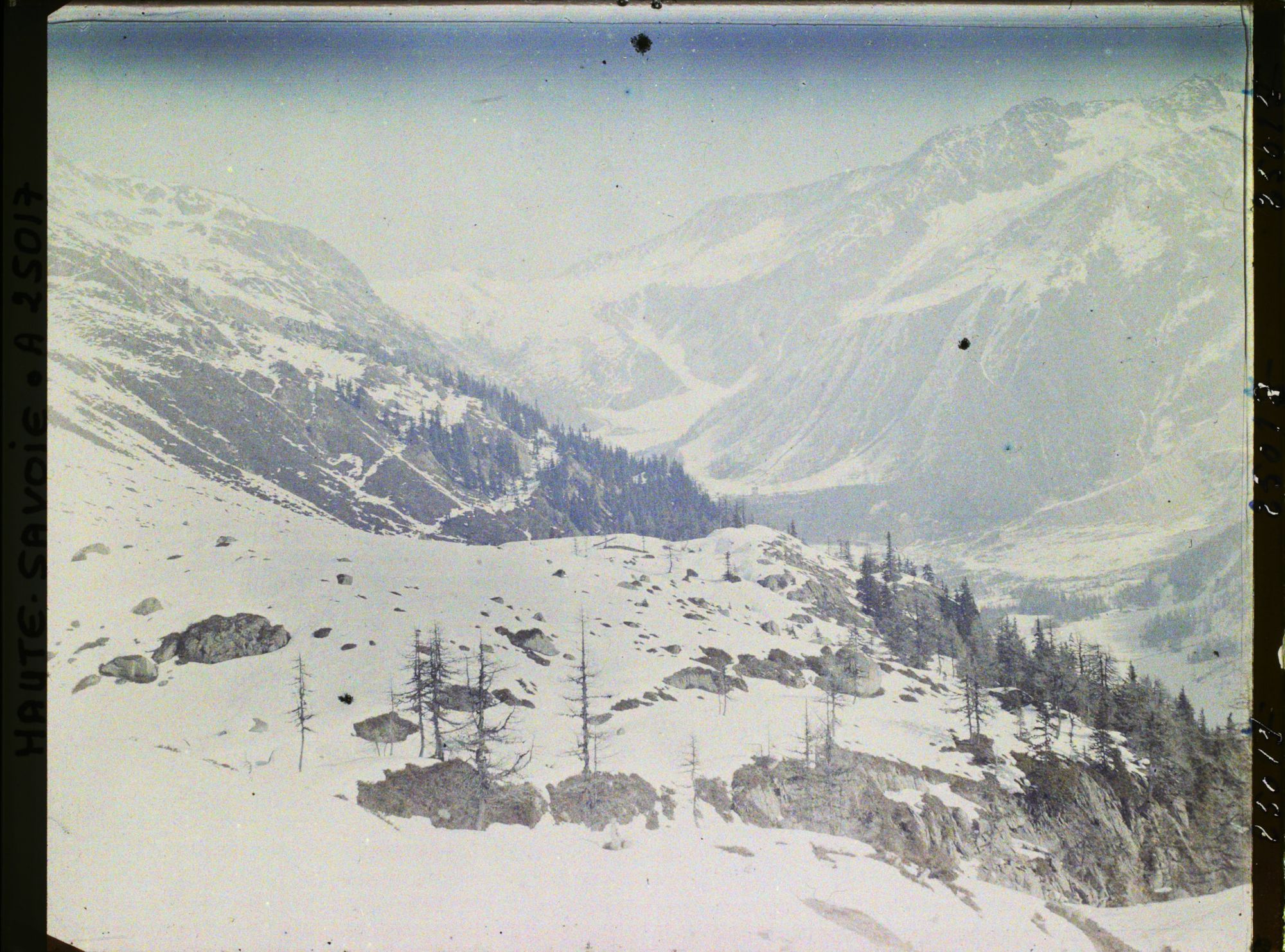 Image représentant France, Les Alpes Vue prise de la Flégère (1877m)  Col de Balme, fin de la vallée de Chamonix, Village de Tour, et à l'horizon, la Croix de Fer en Suisse