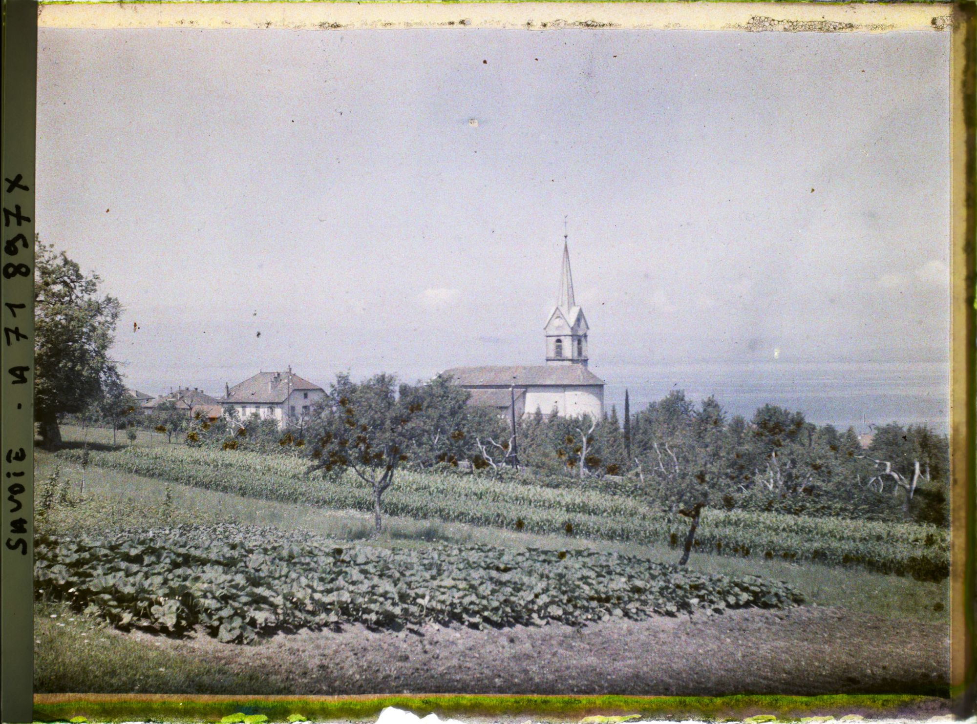 Image représentant Eglise, champ de maïs et lac
