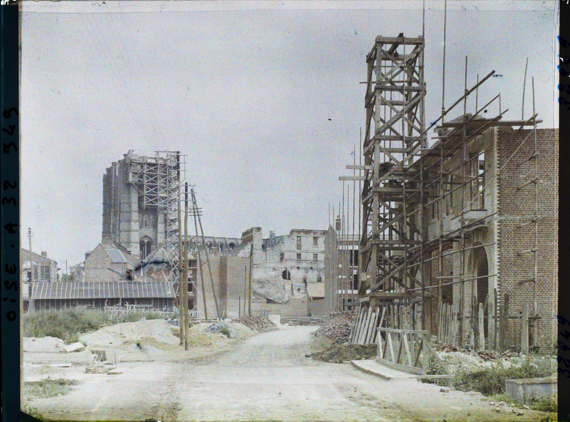 Image représentant France, Noyon, Reconstructions rue de Paris, Cathédrale échafaudée