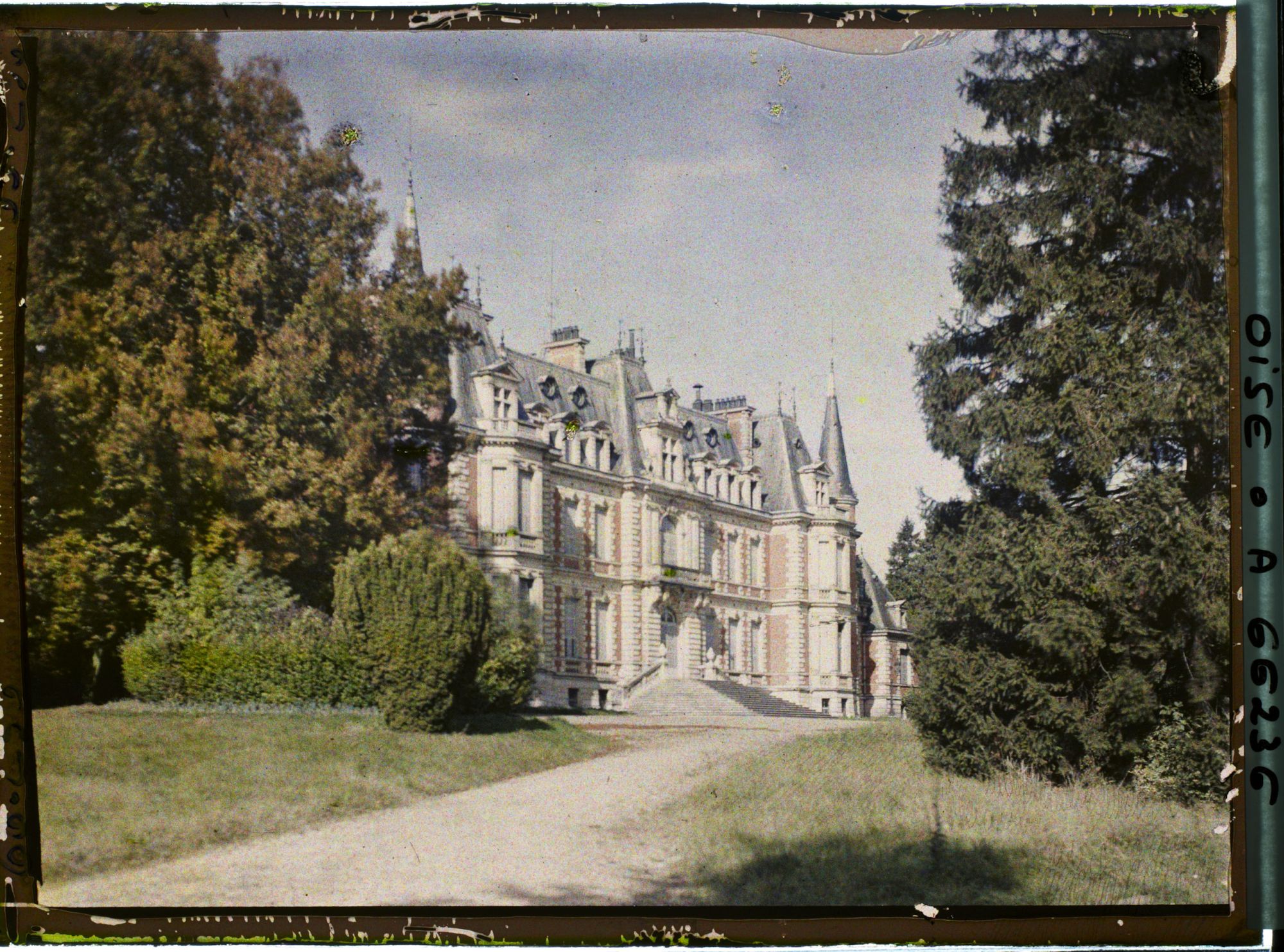 Image représentant Le château des Fontaines, façade sur le parc