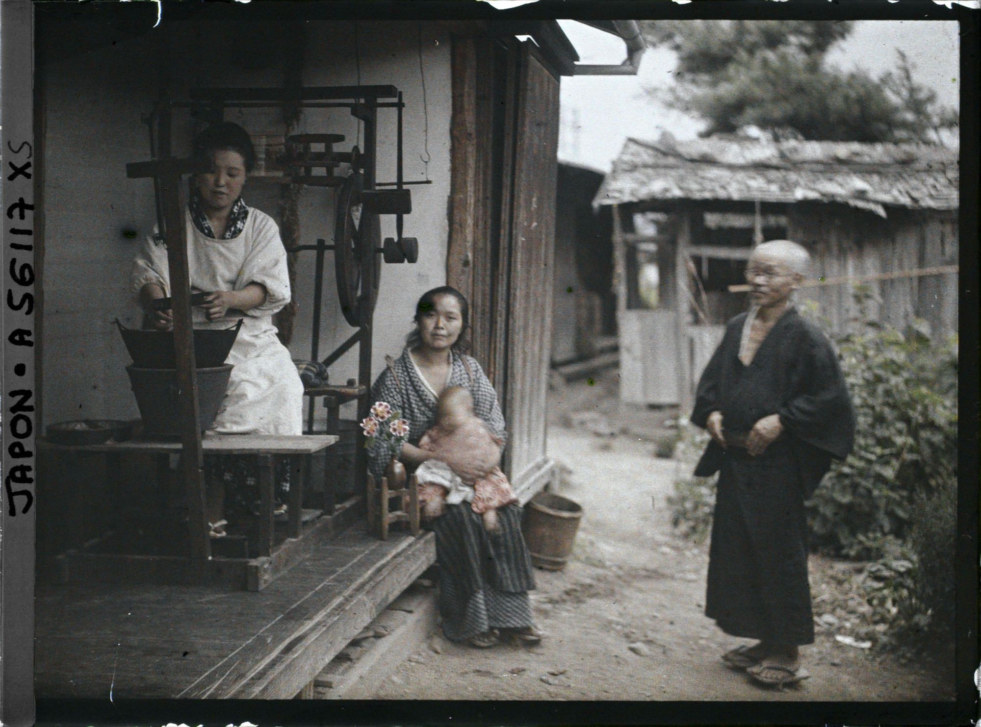 Image représentant Dévidage des cocons de soie au grand dévidoir