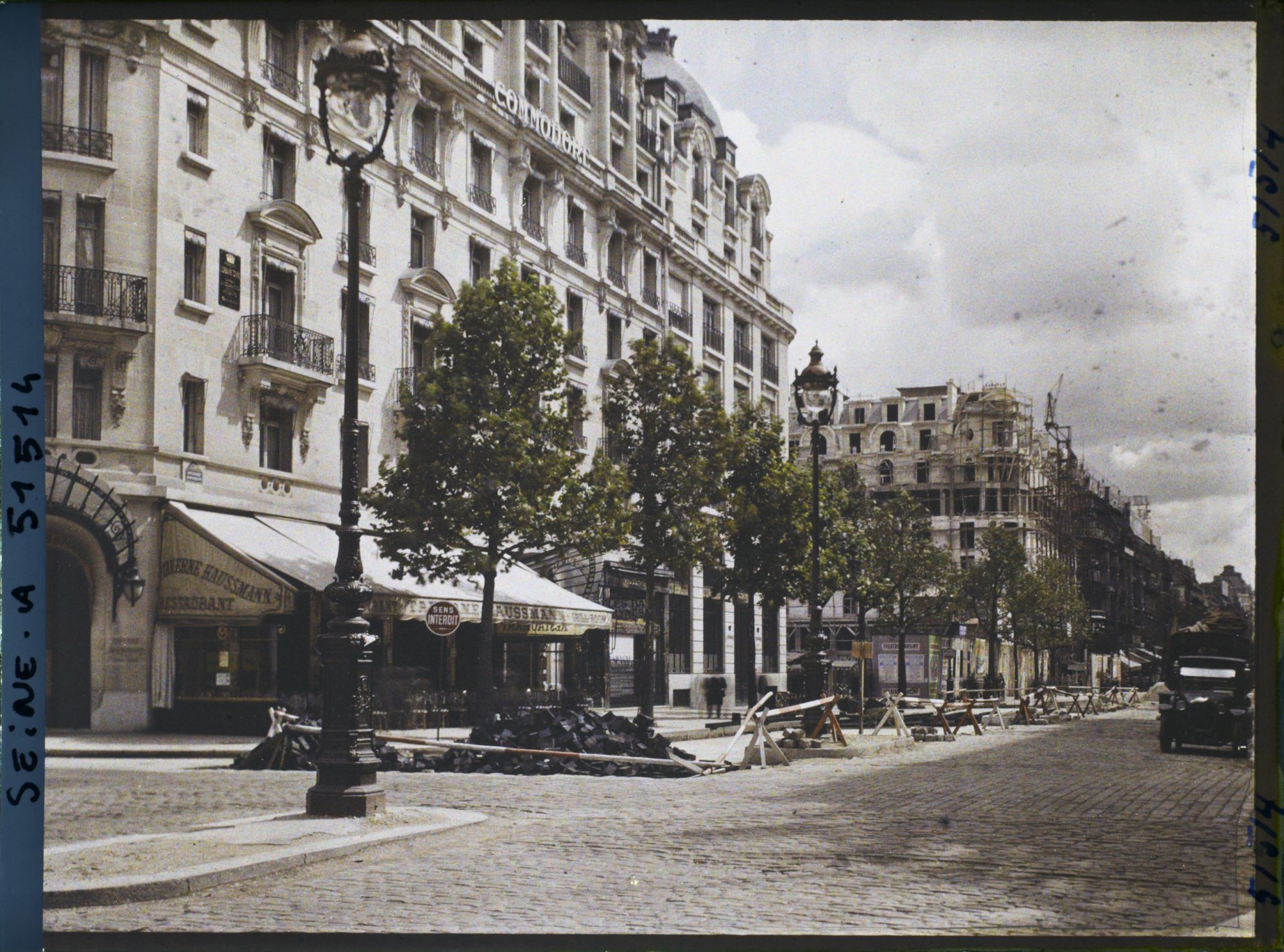 Image représentant La percée du boulevard Haussmann, à l'angle de la rue Laffitte, vers les nouvelles constructions