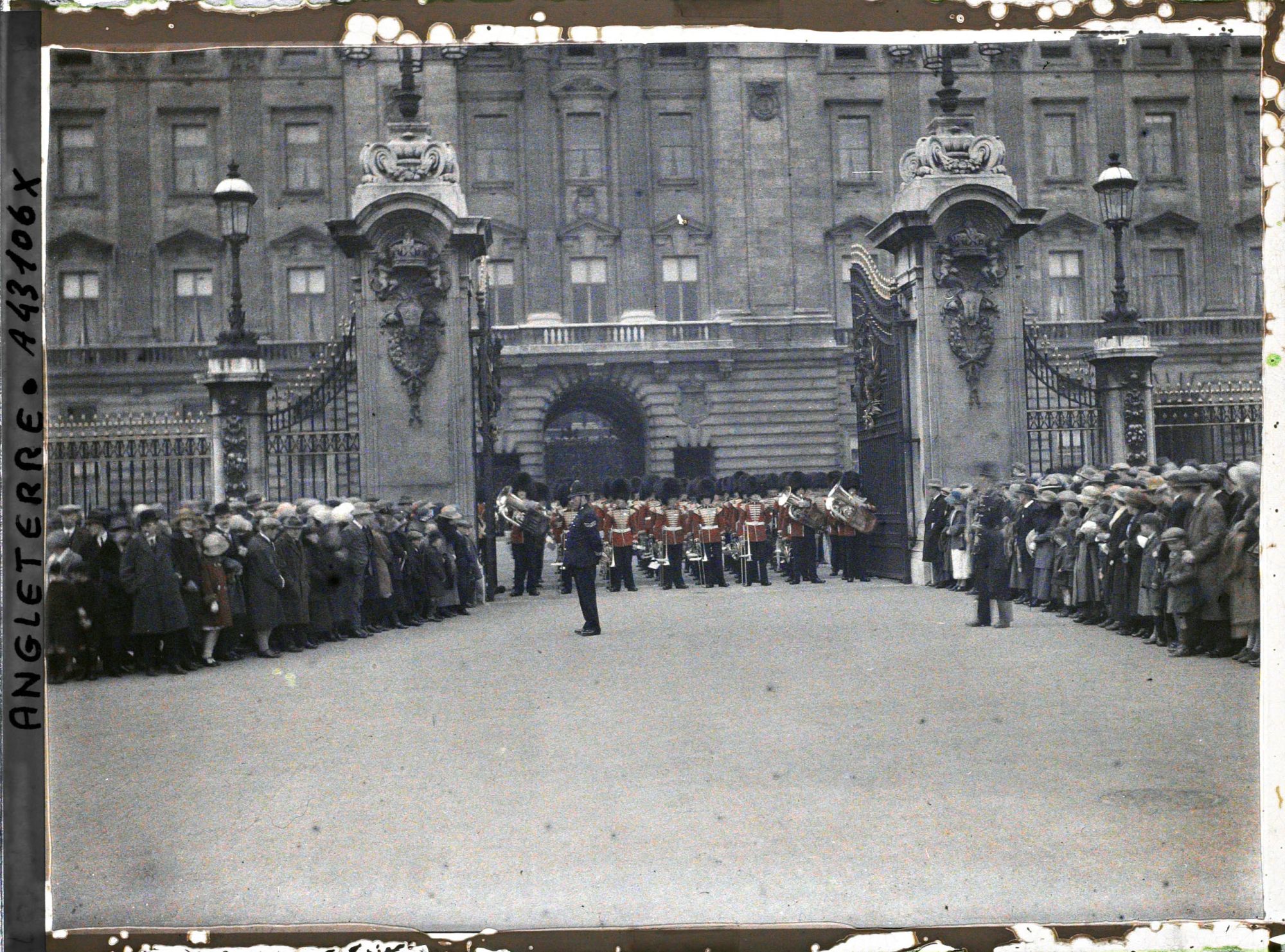 Image représentant Les foot-guards à Buckingham Palace