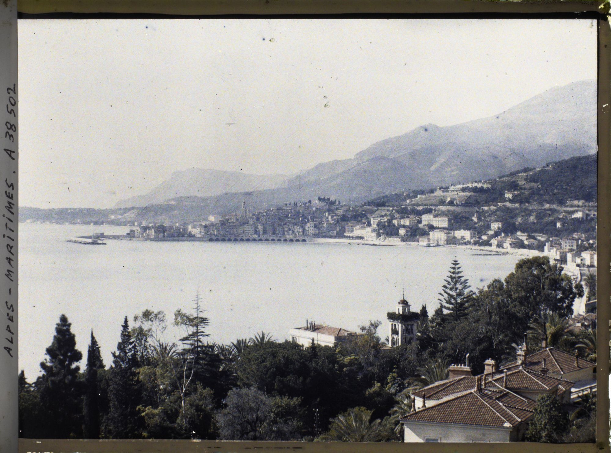 Image représentant Panorama de la ville vue prise du pont Saint-Louis à la frontière italienne