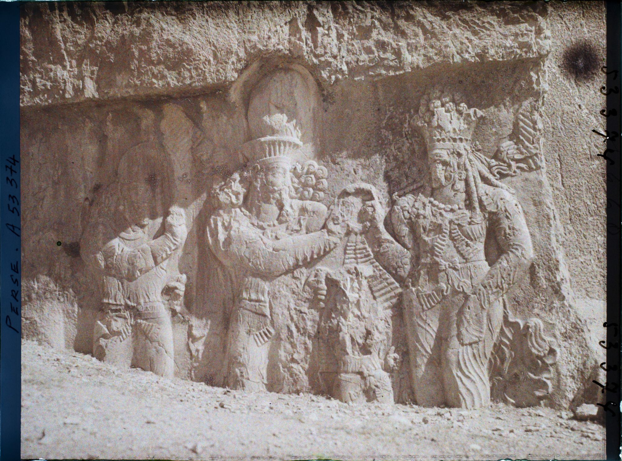 Image représentant Bas-relief sassanide représentant l'investiture de Narseh par la déesse Anahita
